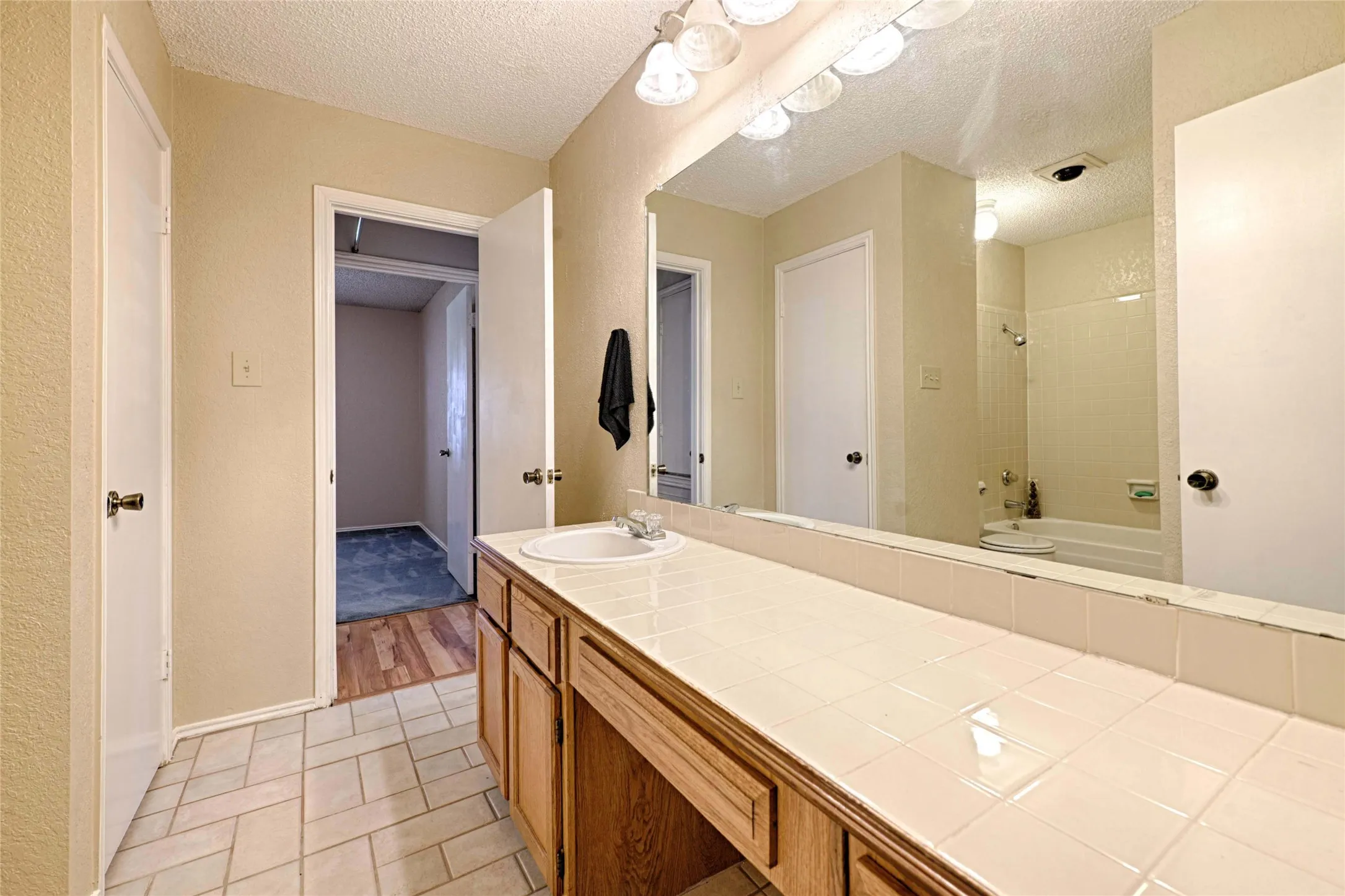 Single Family Residence For Sale in Dallas County , 923 Courtney, Mesquite, Texas 75150, 3 Bedroom, 2 Bathroom, 2 Garage spaces, 1,393 Sqft, built in 1984, mls#21286636, Real Estate Agent in Mesquite, Homes For Sale in Dallas county, Homes For Sale in Mesquite, Realtor in Mesquite Texas, Real Estate Brokerage Independent Realty Texas, Luminita Cordes Realtor