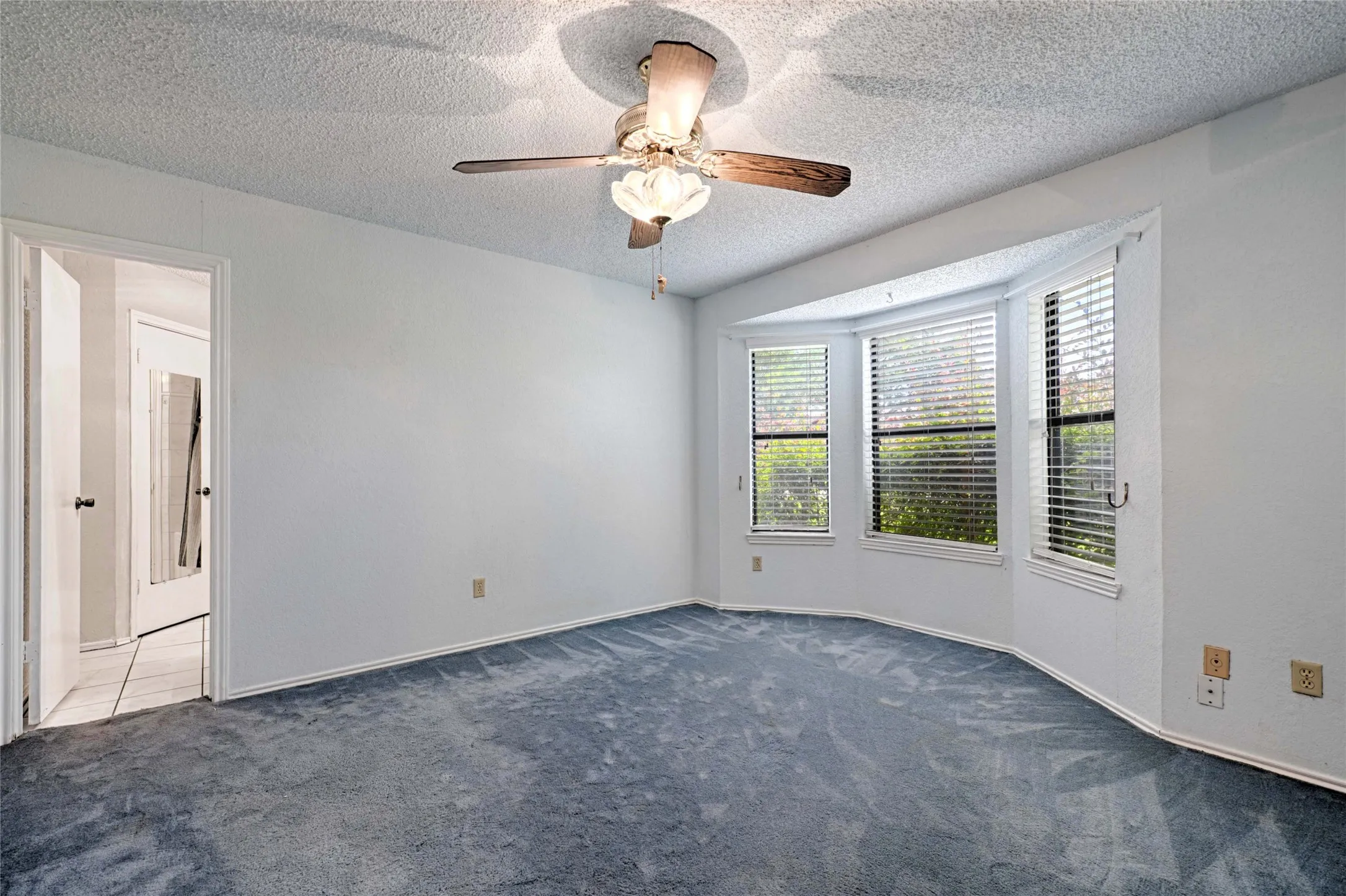 Single Family Residence For Sale in Dallas County , 923 Courtney, Mesquite, Texas 75150, 3 Bedroom, 2 Bathroom, 2 Garage spaces, 1,393 Sqft, built in 1984, mls#21286636, Real Estate Agent in Mesquite, Homes For Sale in Dallas county, Homes For Sale in Mesquite, Realtor in Mesquite Texas, Real Estate Brokerage Independent Realty Texas, Luminita Cordes Realtor