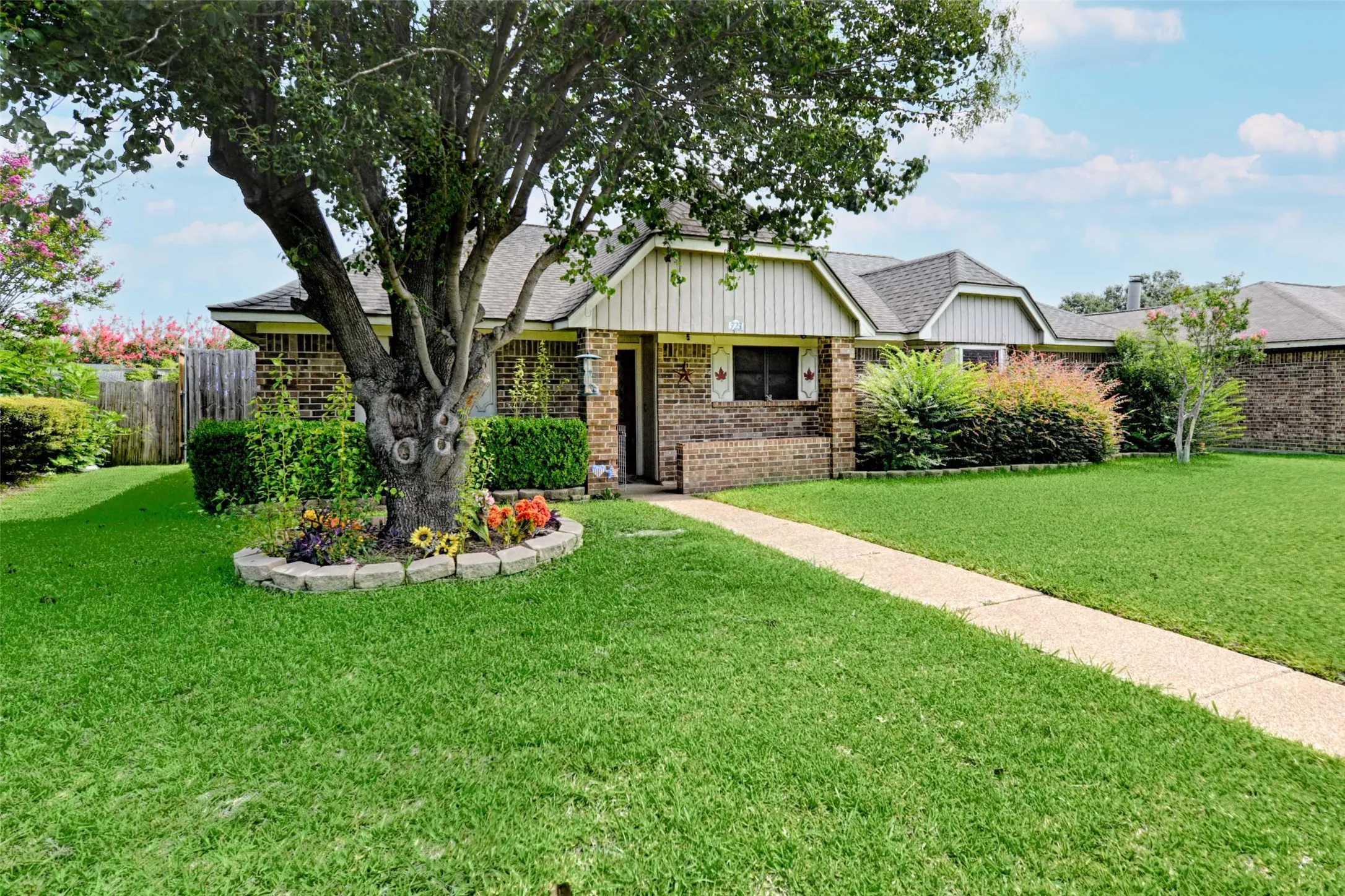 Single Family Residence For Sale in Dallas County , 923 Courtney, Mesquite, Texas 75150, 3 Bedroom, 2 Bathroom, 2 Garage spaces, 1,393 Sqft, built in 1984, mls#21286636, Real Estate Agent in Mesquite, Homes For Sale in Dallas county, Homes For Sale in Mesquite, Realtor in Mesquite Texas, Real Estate Brokerage Independent Realty Texas, Luminita Cordes Realtor