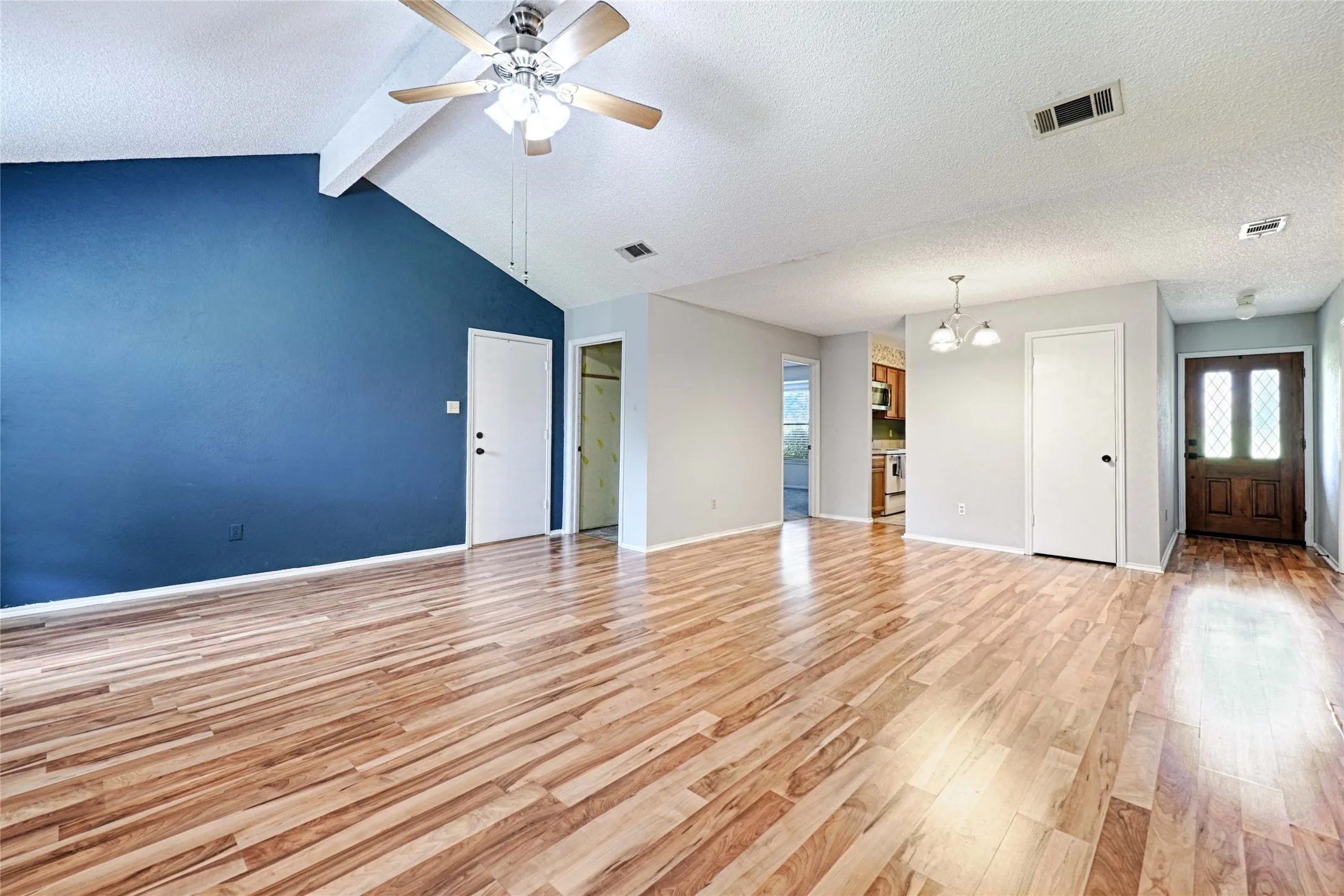 Single Family Residence For Sale in Dallas County , 923 Courtney, Mesquite, Texas 75150, 3 Bedroom, 2 Bathroom, 2 Garage spaces, 1,393 Sqft, built in 1984, mls#21286636, Real Estate Agent in Mesquite, Homes For Sale in Dallas county, Homes For Sale in Mesquite, Realtor in Mesquite Texas, Real Estate Brokerage Independent Realty Texas, Luminita Cordes Realtor