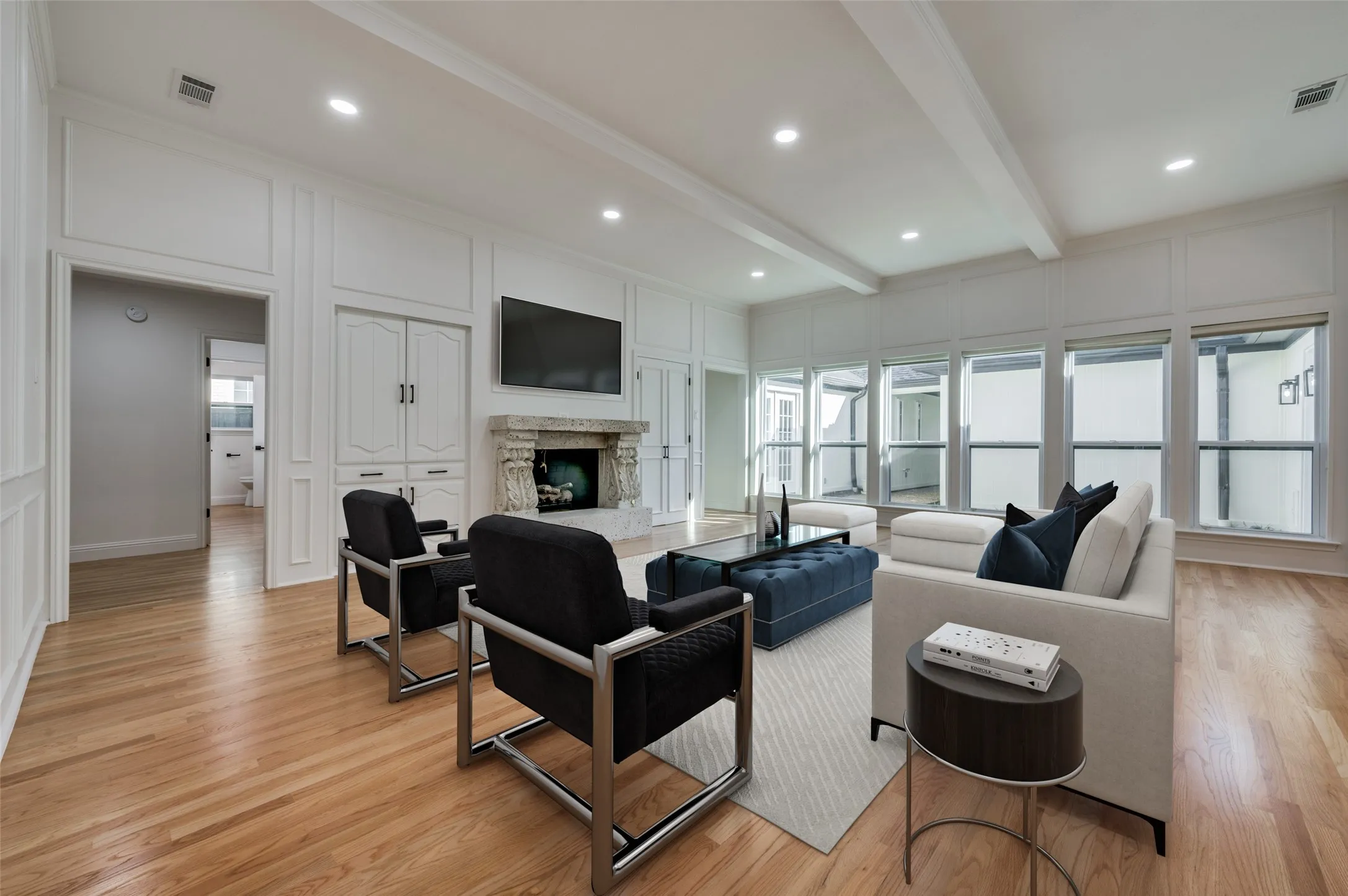 Spacious family room (virtually staged)