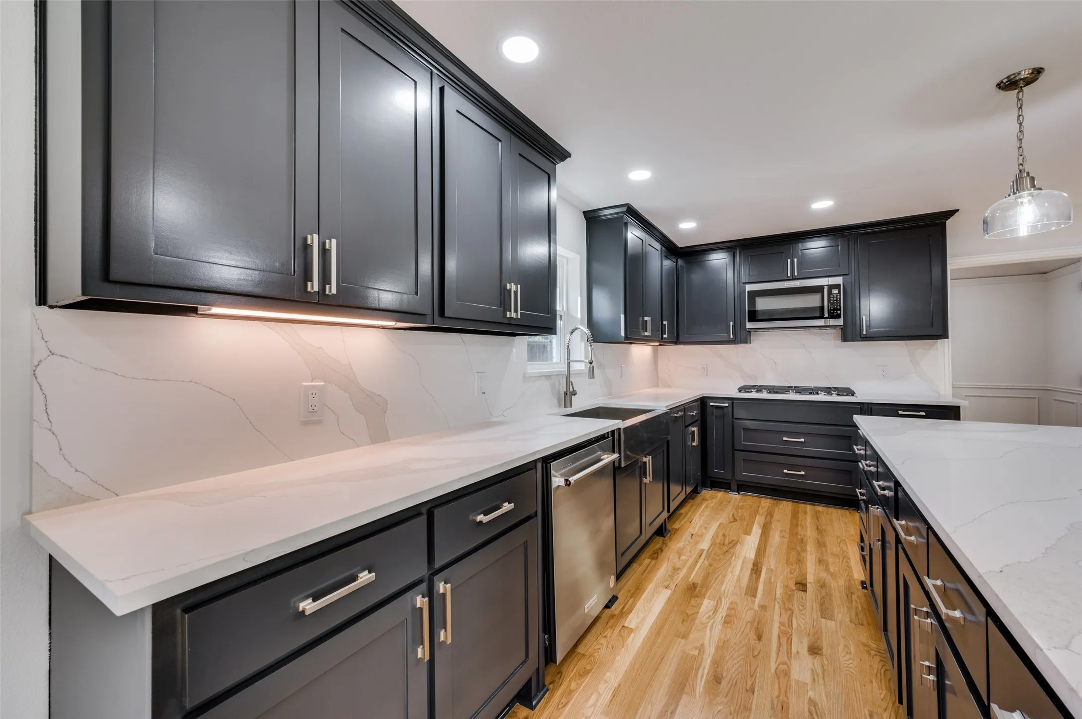 New dishwasher, stainless steel sink, 5 burner cooktop