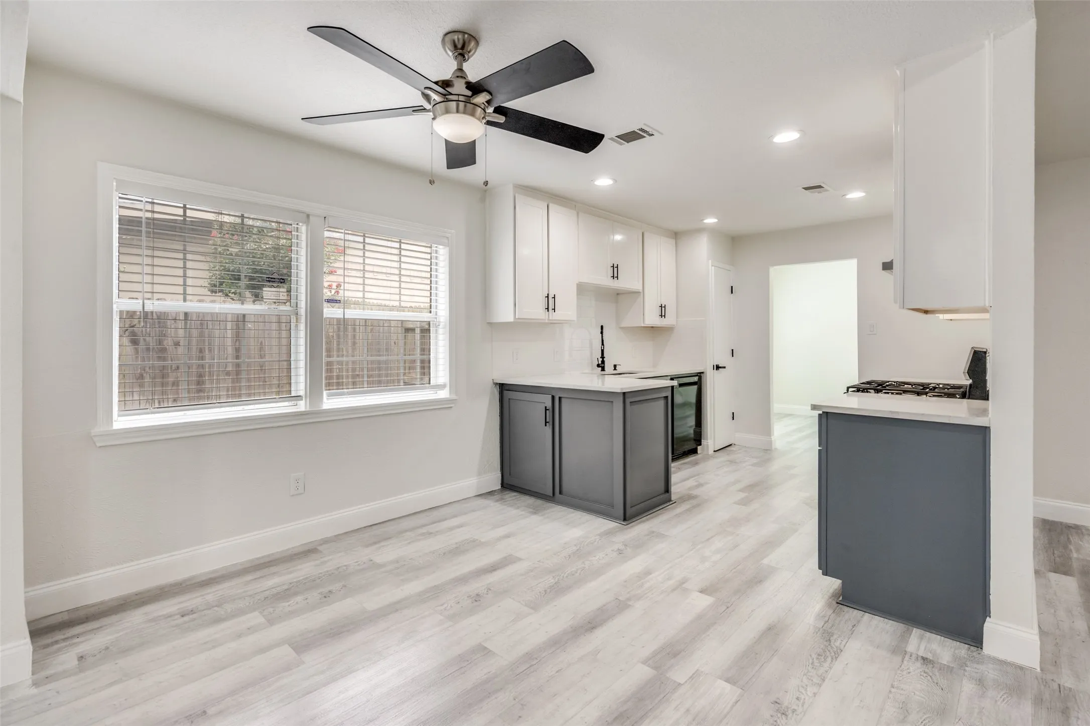 Single Family Residence For Sale in Tarrant County , 708 Glen Rock Place, Arlington, Texas 76014, 4 Bedroom, 2 Bathroom, 2 Garage spaces, 2,178 Sqft, built in 1976, mls#21314791, Real Estate Agent in Arlington, Homes For Sale in Tarrant county, Homes For Sale in Arlington, Realtor in Arlington Texas, Real Estate Brokerage Independent Realty Texas, Luminita Cordes Realtor