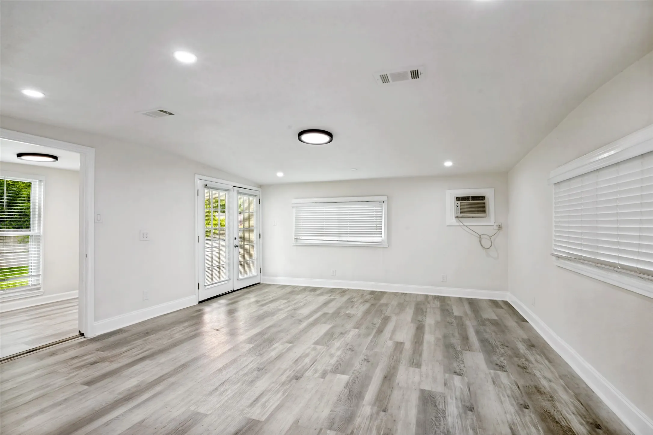 Single Family Residence For Sale in Tarrant County , 708 Glen Rock Place, Arlington, Texas 76014, 4 Bedroom, 2 Bathroom, 2 Garage spaces, 2,178 Sqft, built in 1976, mls#21314791, Real Estate Agent in Arlington, Homes For Sale in Tarrant county, Homes For Sale in Arlington, Realtor in Arlington Texas, Real Estate Brokerage Independent Realty Texas, Luminita Cordes Realtor