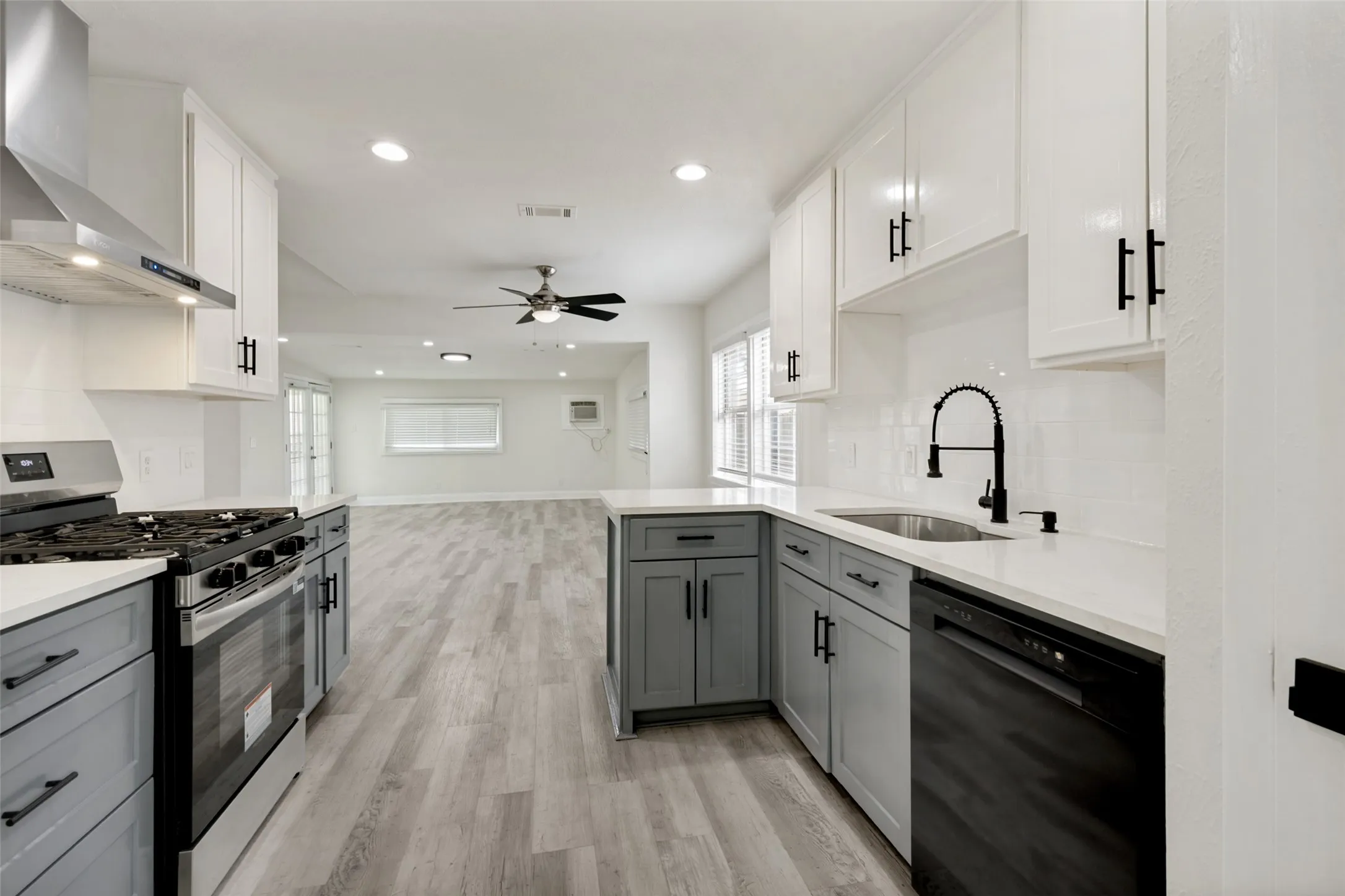 Single Family Residence For Sale in Tarrant County , 708 Glen Rock Place, Arlington, Texas 76014, 4 Bedroom, 2 Bathroom, 2 Garage spaces, 2,178 Sqft, built in 1976, mls#21314791, Real Estate Agent in Arlington, Homes For Sale in Tarrant county, Homes For Sale in Arlington, Realtor in Arlington Texas, Real Estate Brokerage Independent Realty Texas, Luminita Cordes Realtor