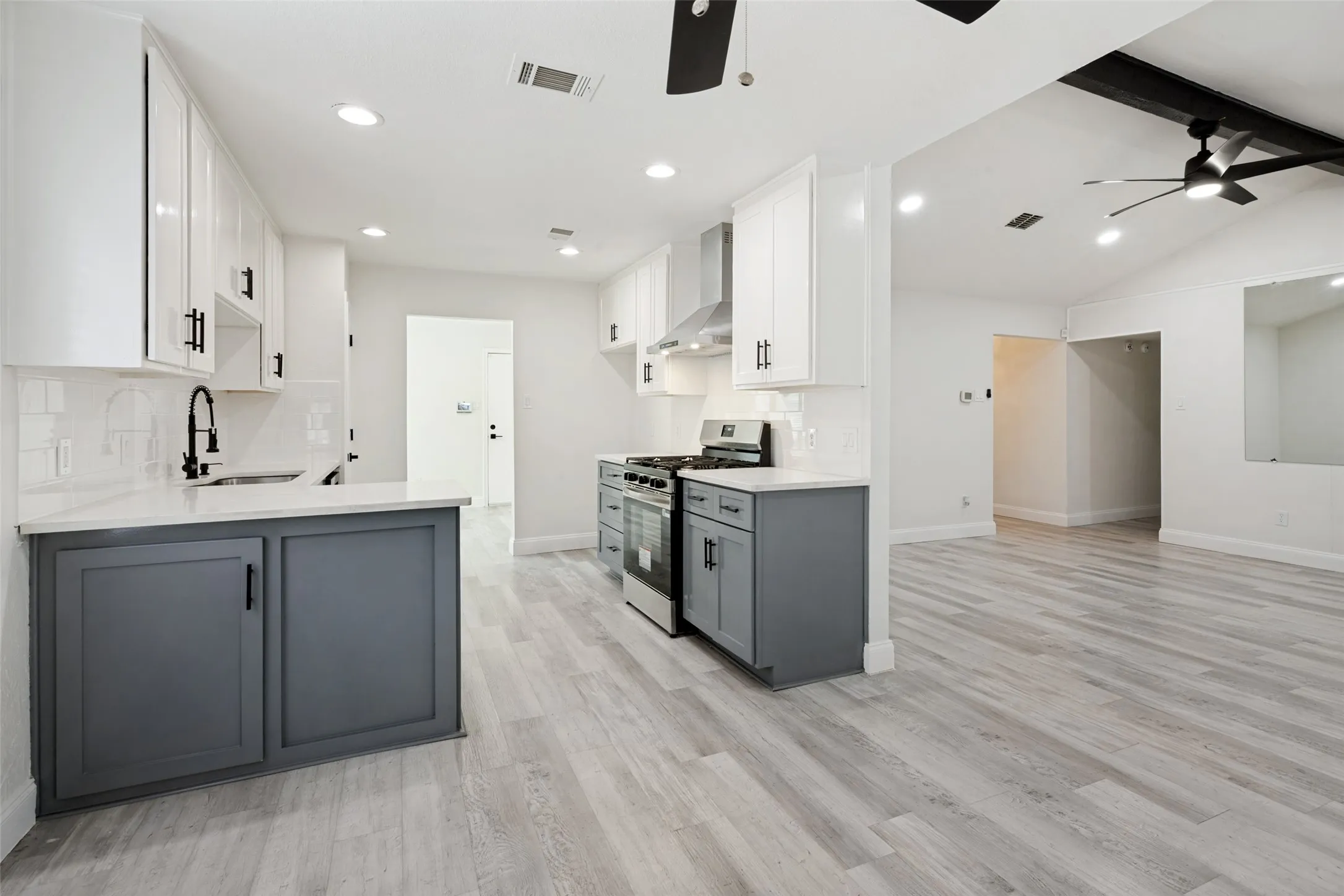 Single Family Residence For Sale in Tarrant County , 708 Glen Rock Place, Arlington, Texas 76014, 4 Bedroom, 2 Bathroom, 2 Garage spaces, 2,178 Sqft, built in 1976, mls#21314791, Real Estate Agent in Arlington, Homes For Sale in Tarrant county, Homes For Sale in Arlington, Realtor in Arlington Texas, Real Estate Brokerage Independent Realty Texas, Luminita Cordes Realtor