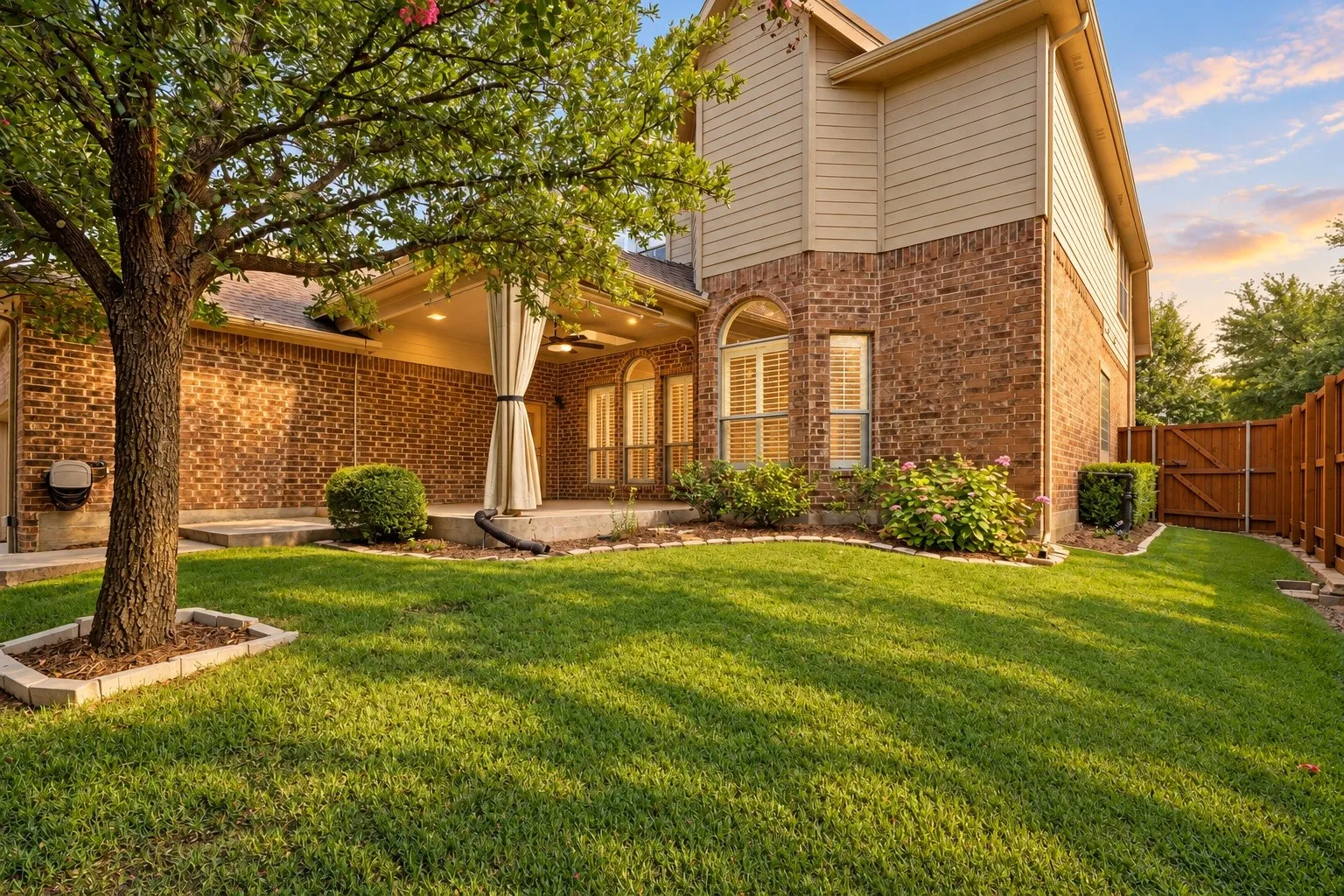 Single Family Residence For Sale in Rockwall County , 1750 Lake Forest Drive, Rockwall, Texas 75087, 5 Bedroom, 4 Bathroom, 2 Garage spaces, 3,769 Sqft, built in 2006, mls#21314765, Real Estate Agent in Rockwall, Homes For Sale in Rockwall county, Homes For Sale in Rockwall, Realtor in Rockwall Texas, Real Estate Brokerage Independent Realty Texas, Luminita Cordes Realtor