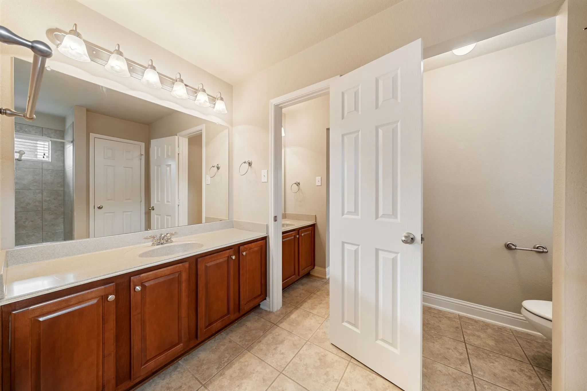 Single Family Residence For Sale in Rockwall County , 1750 Lake Forest Drive, Rockwall, Texas 75087, 5 Bedroom, 4 Bathroom, 2 Garage spaces, 3,769 Sqft, built in 2006, mls#21314765, Real Estate Agent in Rockwall, Homes For Sale in Rockwall county, Homes For Sale in Rockwall, Realtor in Rockwall Texas, Real Estate Brokerage Independent Realty Texas, Luminita Cordes Realtor