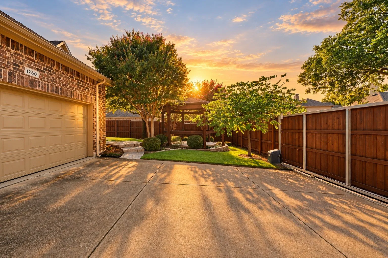 Single Family Residence For Sale in Rockwall County , 1750 Lake Forest Drive, Rockwall, Texas 75087, 5 Bedroom, 4 Bathroom, 2 Garage spaces, 3,769 Sqft, built in 2006, mls#21314765, Real Estate Agent in Rockwall, Homes For Sale in Rockwall county, Homes For Sale in Rockwall, Realtor in Rockwall Texas, Real Estate Brokerage Independent Realty Texas, Luminita Cordes Realtor