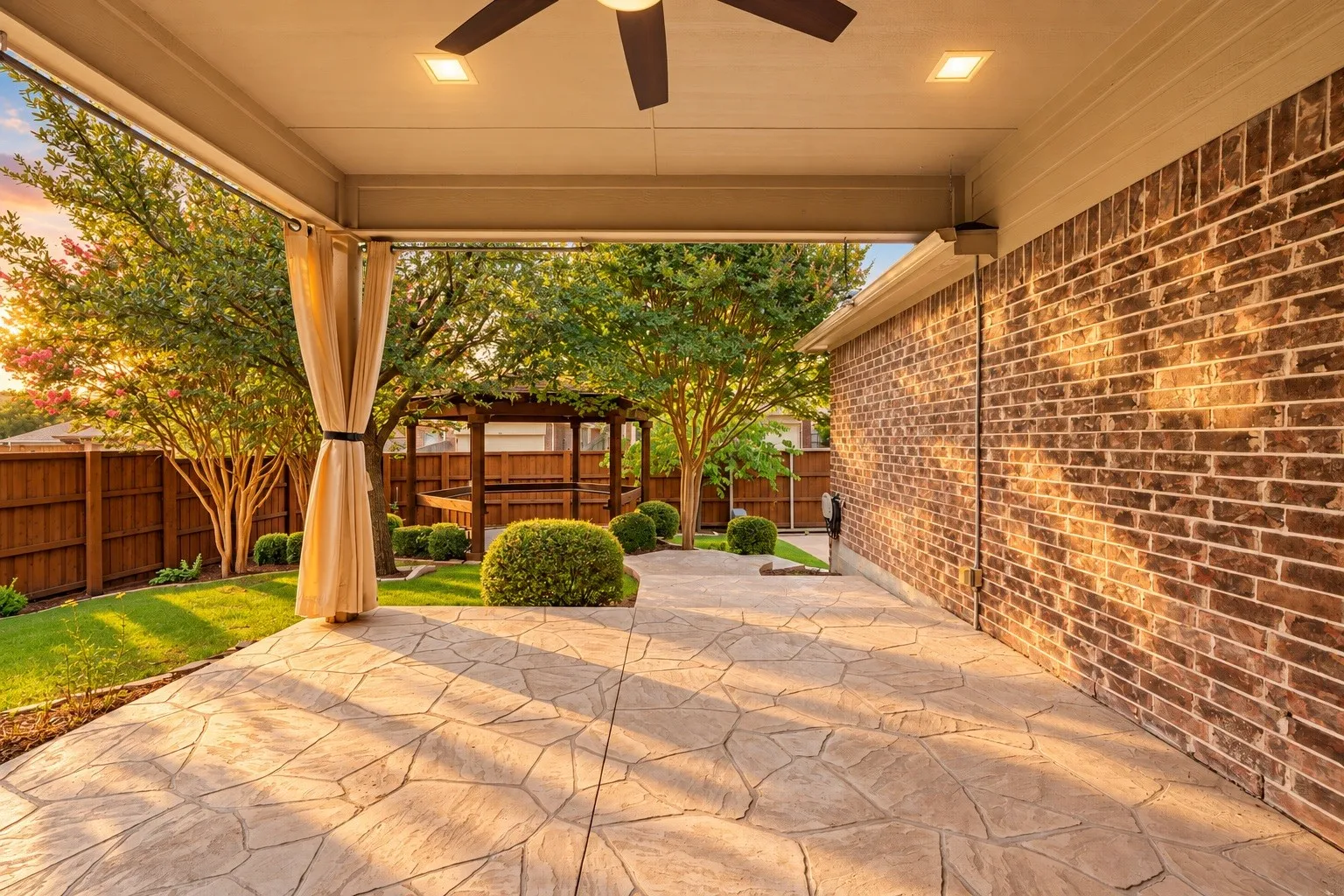 Single Family Residence For Sale in Rockwall County , 1750 Lake Forest Drive, Rockwall, Texas 75087, 5 Bedroom, 4 Bathroom, 2 Garage spaces, 3,769 Sqft, built in 2006, mls#21314765, Real Estate Agent in Rockwall, Homes For Sale in Rockwall county, Homes For Sale in Rockwall, Realtor in Rockwall Texas, Real Estate Brokerage Independent Realty Texas, Luminita Cordes Realtor
