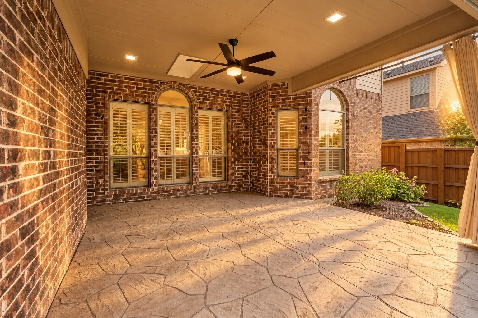 Single Family Residence For Sale in Rockwall County , 1750 Lake Forest Drive, Rockwall, Texas 75087, 5 Bedroom, 4 Bathroom, 2 Garage spaces, 3,769 Sqft, built in 2006, mls#21314765, Real Estate Agent in Rockwall, Homes For Sale in Rockwall county, Homes For Sale in Rockwall, Realtor in Rockwall Texas, Real Estate Brokerage Independent Realty Texas, Luminita Cordes Realtor