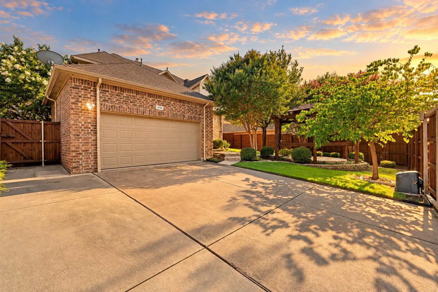 Single Family Residence For Sale in Rockwall County , 1750 Lake Forest Drive, Rockwall, Texas 75087, 5 Bedroom, 4 Bathroom, 2 Garage spaces, 3,769 Sqft, built in 2006, mls#21314765, Real Estate Agent in Rockwall, Homes For Sale in Rockwall county, Homes For Sale in Rockwall, Realtor in Rockwall Texas, Real Estate Brokerage Independent Realty Texas, Luminita Cordes Realtor