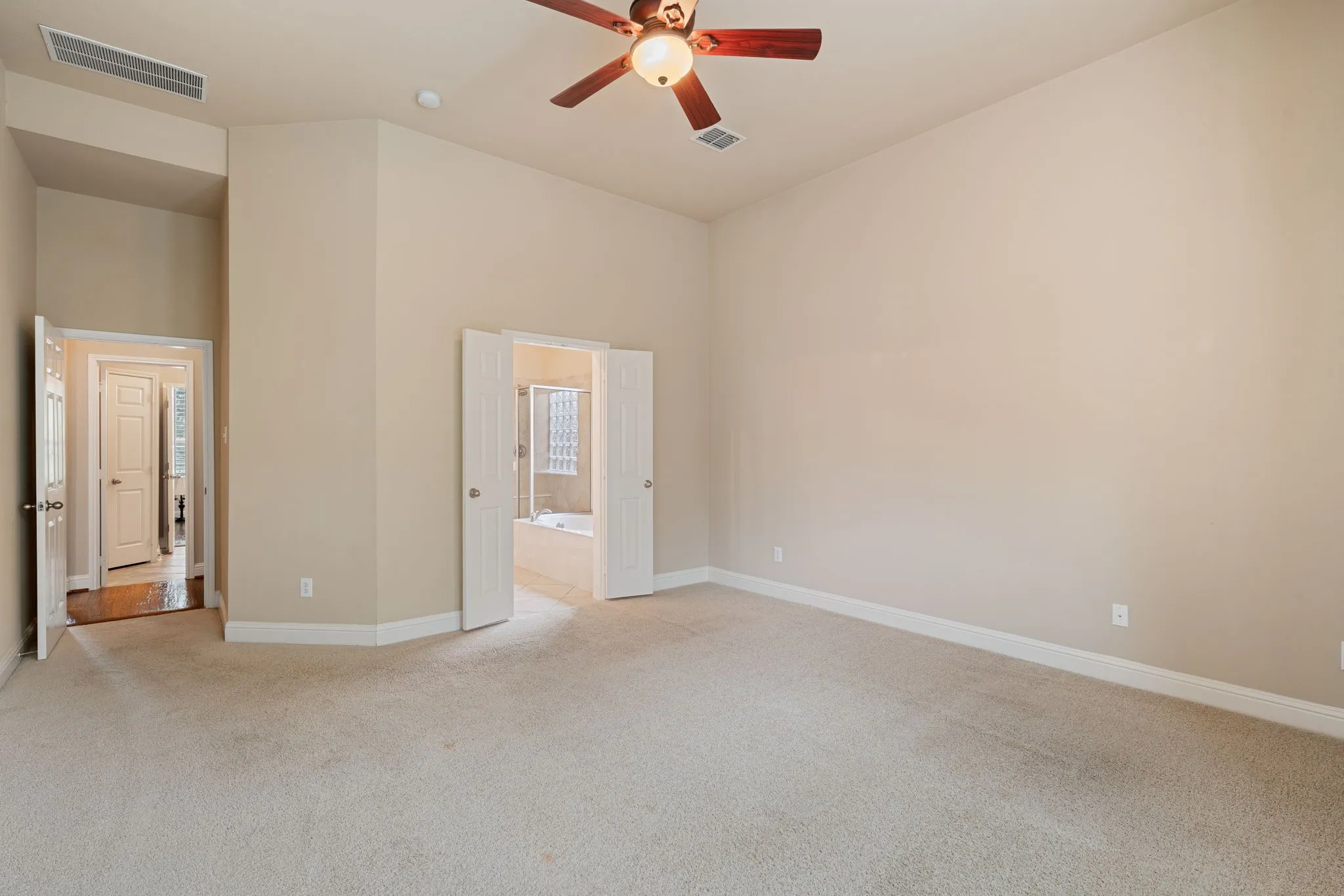 Single Family Residence For Sale in Rockwall County , 1750 Lake Forest Drive, Rockwall, Texas 75087, 5 Bedroom, 4 Bathroom, 2 Garage spaces, 3,769 Sqft, built in 2006, mls#21314765, Real Estate Agent in Rockwall, Homes For Sale in Rockwall county, Homes For Sale in Rockwall, Realtor in Rockwall Texas, Real Estate Brokerage Independent Realty Texas, Luminita Cordes Realtor