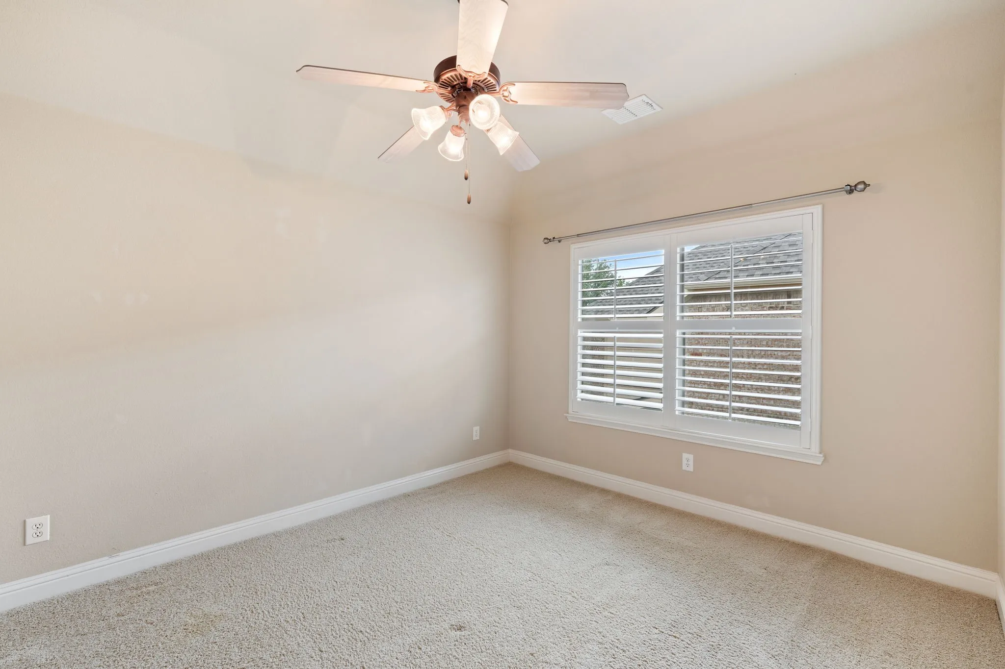 Single Family Residence For Sale in Rockwall County , 1750 Lake Forest Drive, Rockwall, Texas 75087, 5 Bedroom, 4 Bathroom, 2 Garage spaces, 3,769 Sqft, built in 2006, mls#21314765, Real Estate Agent in Rockwall, Homes For Sale in Rockwall county, Homes For Sale in Rockwall, Realtor in Rockwall Texas, Real Estate Brokerage Independent Realty Texas, Luminita Cordes Realtor