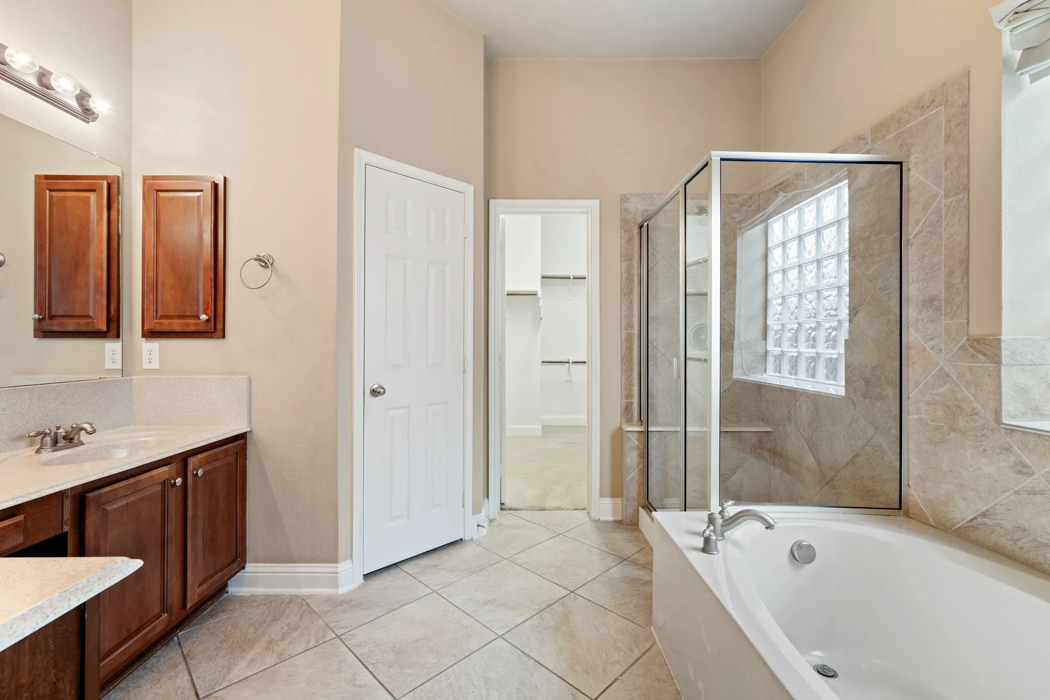 Single Family Residence For Sale in Rockwall County , 1750 Lake Forest Drive, Rockwall, Texas 75087, 5 Bedroom, 4 Bathroom, 2 Garage spaces, 3,769 Sqft, built in 2006, mls#21314765, Real Estate Agent in Rockwall, Homes For Sale in Rockwall county, Homes For Sale in Rockwall, Realtor in Rockwall Texas, Real Estate Brokerage Independent Realty Texas, Luminita Cordes Realtor