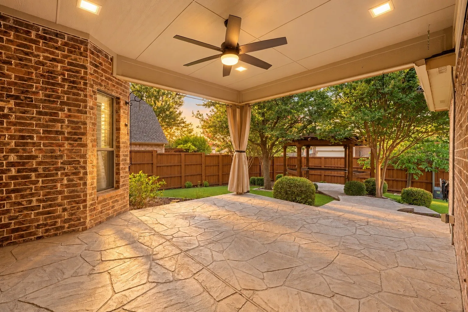 Single Family Residence For Sale in Rockwall County , 1750 Lake Forest Drive, Rockwall, Texas 75087, 5 Bedroom, 4 Bathroom, 2 Garage spaces, 3,769 Sqft, built in 2006, mls#21314765, Real Estate Agent in Rockwall, Homes For Sale in Rockwall county, Homes For Sale in Rockwall, Realtor in Rockwall Texas, Real Estate Brokerage Independent Realty Texas, Luminita Cordes Realtor