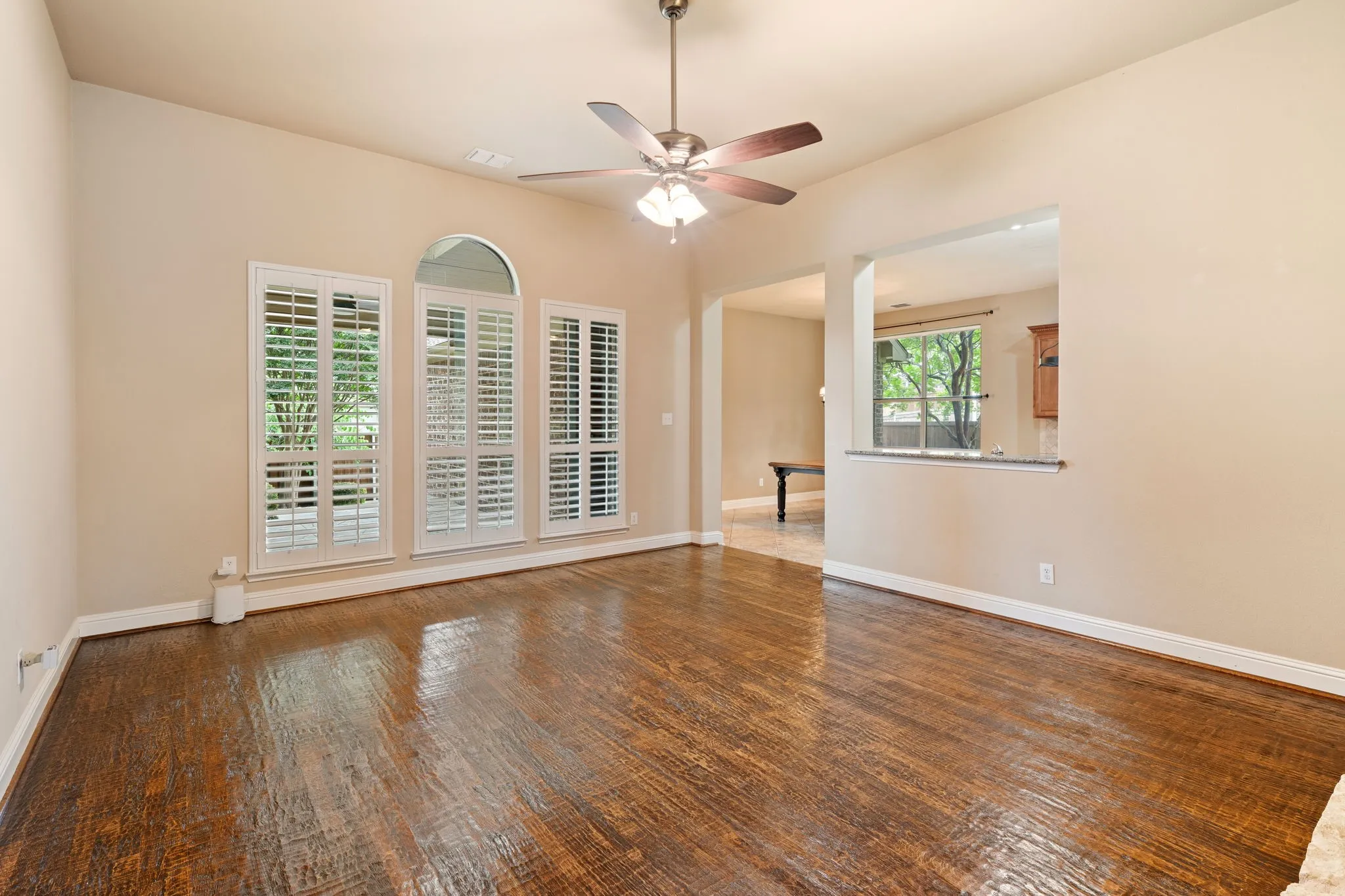 Single Family Residence For Sale in Rockwall County , 1750 Lake Forest Drive, Rockwall, Texas 75087, 5 Bedroom, 4 Bathroom, 2 Garage spaces, 3,769 Sqft, built in 2006, mls#21314765, Real Estate Agent in Rockwall, Homes For Sale in Rockwall county, Homes For Sale in Rockwall, Realtor in Rockwall Texas, Real Estate Brokerage Independent Realty Texas, Luminita Cordes Realtor