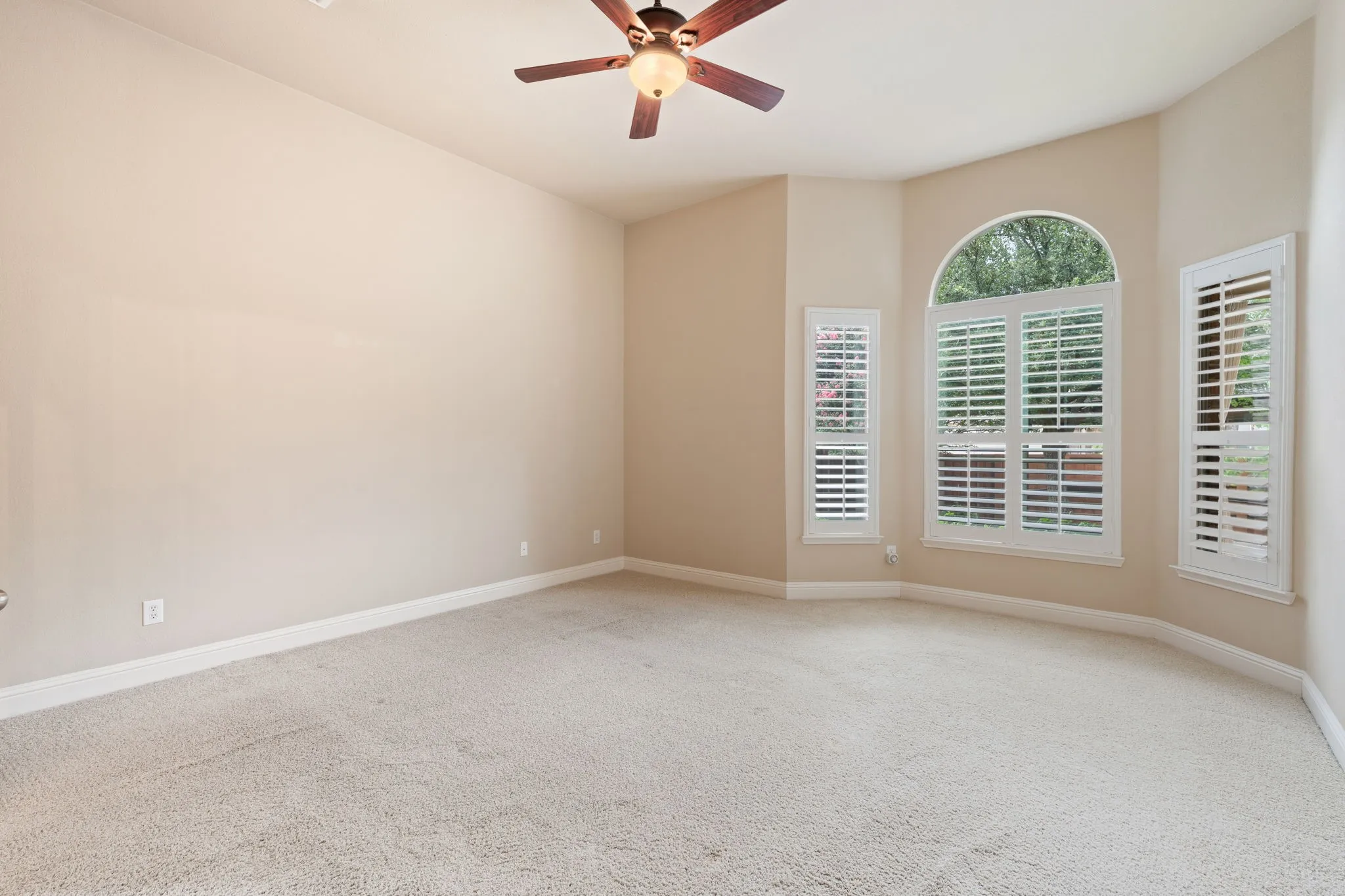 Single Family Residence For Sale in Rockwall County , 1750 Lake Forest Drive, Rockwall, Texas 75087, 5 Bedroom, 4 Bathroom, 2 Garage spaces, 3,769 Sqft, built in 2006, mls#21314765, Real Estate Agent in Rockwall, Homes For Sale in Rockwall county, Homes For Sale in Rockwall, Realtor in Rockwall Texas, Real Estate Brokerage Independent Realty Texas, Luminita Cordes Realtor