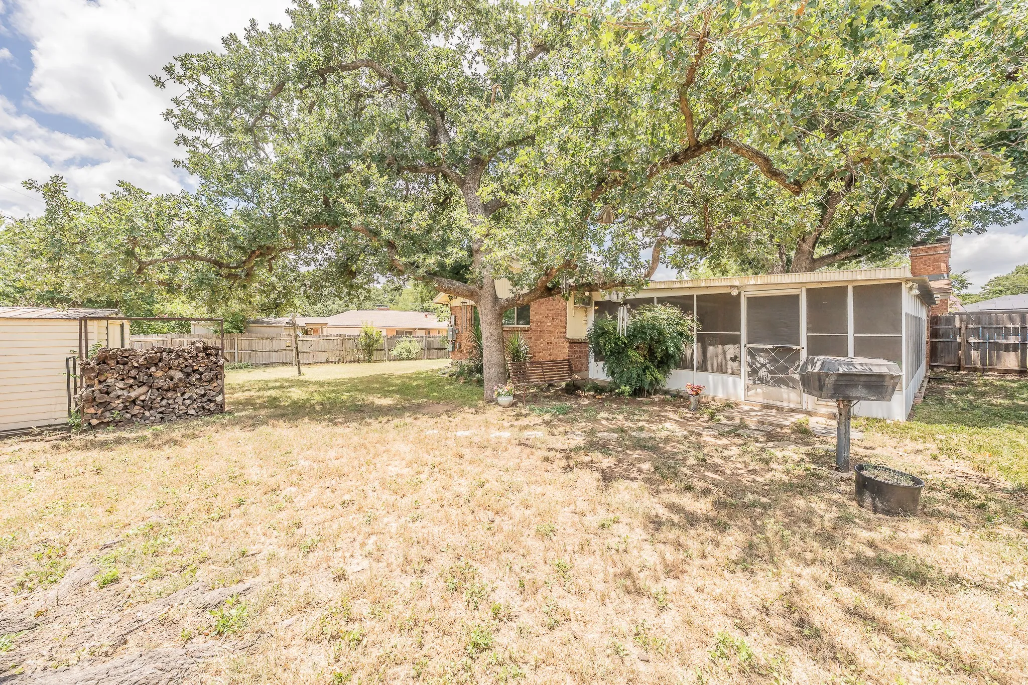 Single Family Residence For Sale in Tarrant County , 506 E Huitt Lane, Euless, Texas 76040, 3 Bedroom, 2 Bathroom, 2 Garage spaces, 1,643 Sqft, built in 1959, mls#21314818, Real Estate Agent in Euless, Homes For Sale in Tarrant county, Homes For Sale in Euless, Realtor in Euless Texas, Real Estate Brokerage Independent Realty Texas, Luminita Cordes Realtor