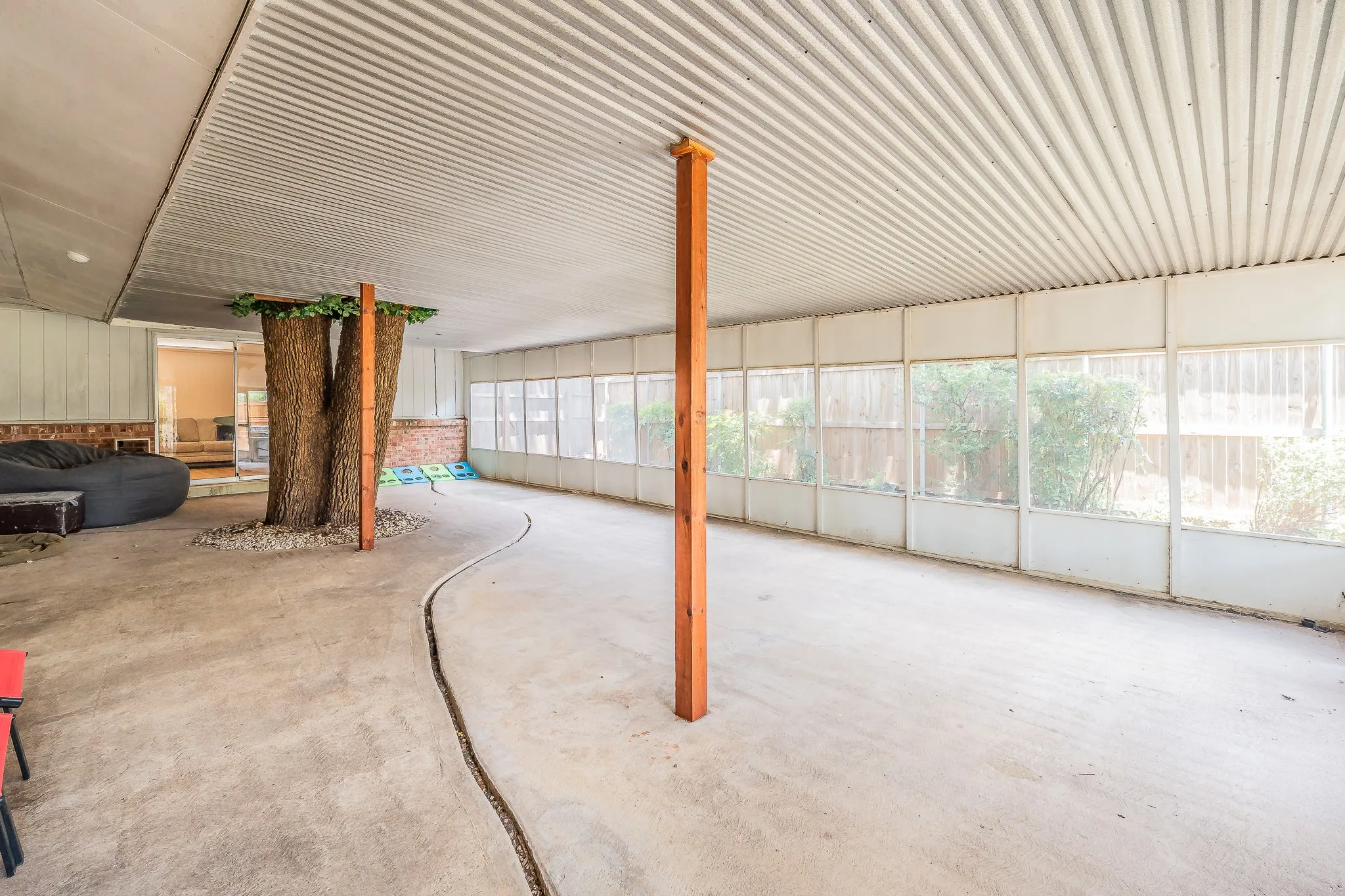 Single Family Residence For Sale in Tarrant County , 506 E Huitt Lane, Euless, Texas 76040, 3 Bedroom, 2 Bathroom, 2 Garage spaces, 1,643 Sqft, built in 1959, mls#21314818, Real Estate Agent in Euless, Homes For Sale in Tarrant county, Homes For Sale in Euless, Realtor in Euless Texas, Real Estate Brokerage Independent Realty Texas, Luminita Cordes Realtor