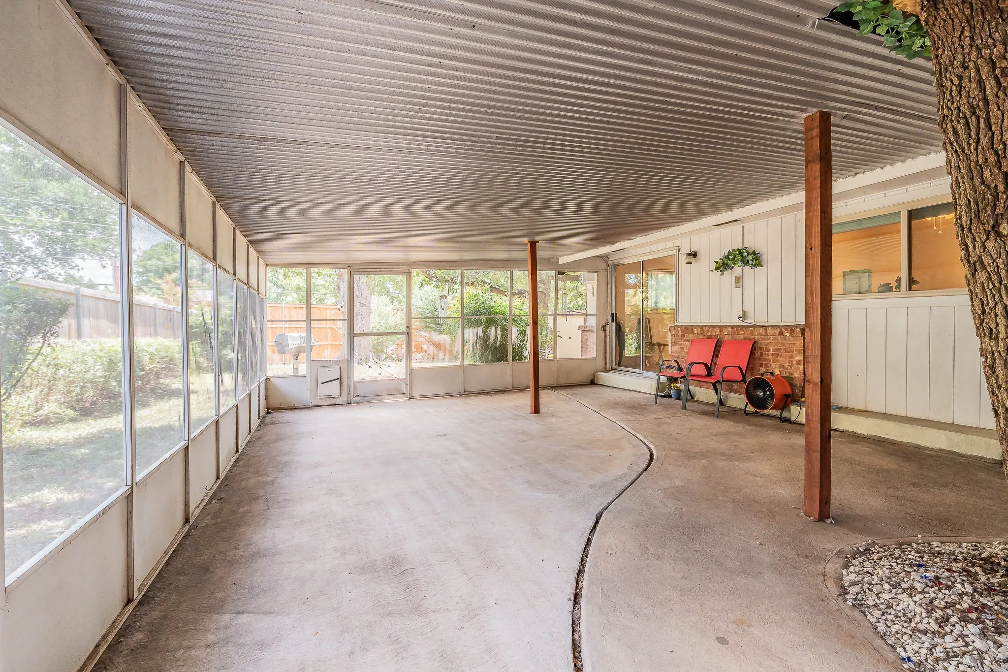 Single Family Residence For Sale in Tarrant County , 506 E Huitt Lane, Euless, Texas 76040, 3 Bedroom, 2 Bathroom, 2 Garage spaces, 1,643 Sqft, built in 1959, mls#21314818, Real Estate Agent in Euless, Homes For Sale in Tarrant county, Homes For Sale in Euless, Realtor in Euless Texas, Real Estate Brokerage Independent Realty Texas, Luminita Cordes Realtor