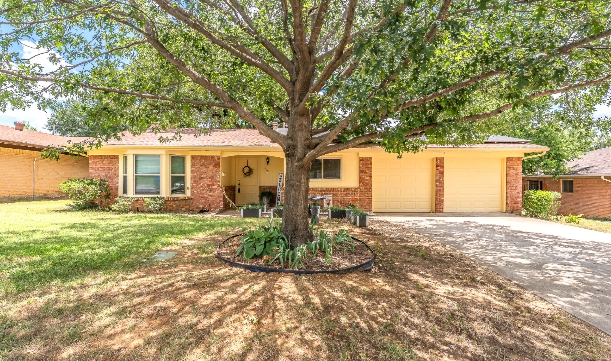 Single Family Residence For Sale in Tarrant County , 506 E Huitt Lane, Euless, Texas 76040, 3 Bedroom, 2 Bathroom, 2 Garage spaces, 1,643 Sqft, built in 1959, mls#21314818, Real Estate Agent in Euless, Homes For Sale in Tarrant county, Homes For Sale in Euless, Realtor in Euless Texas, Real Estate Brokerage Independent Realty Texas, Luminita Cordes Realtor