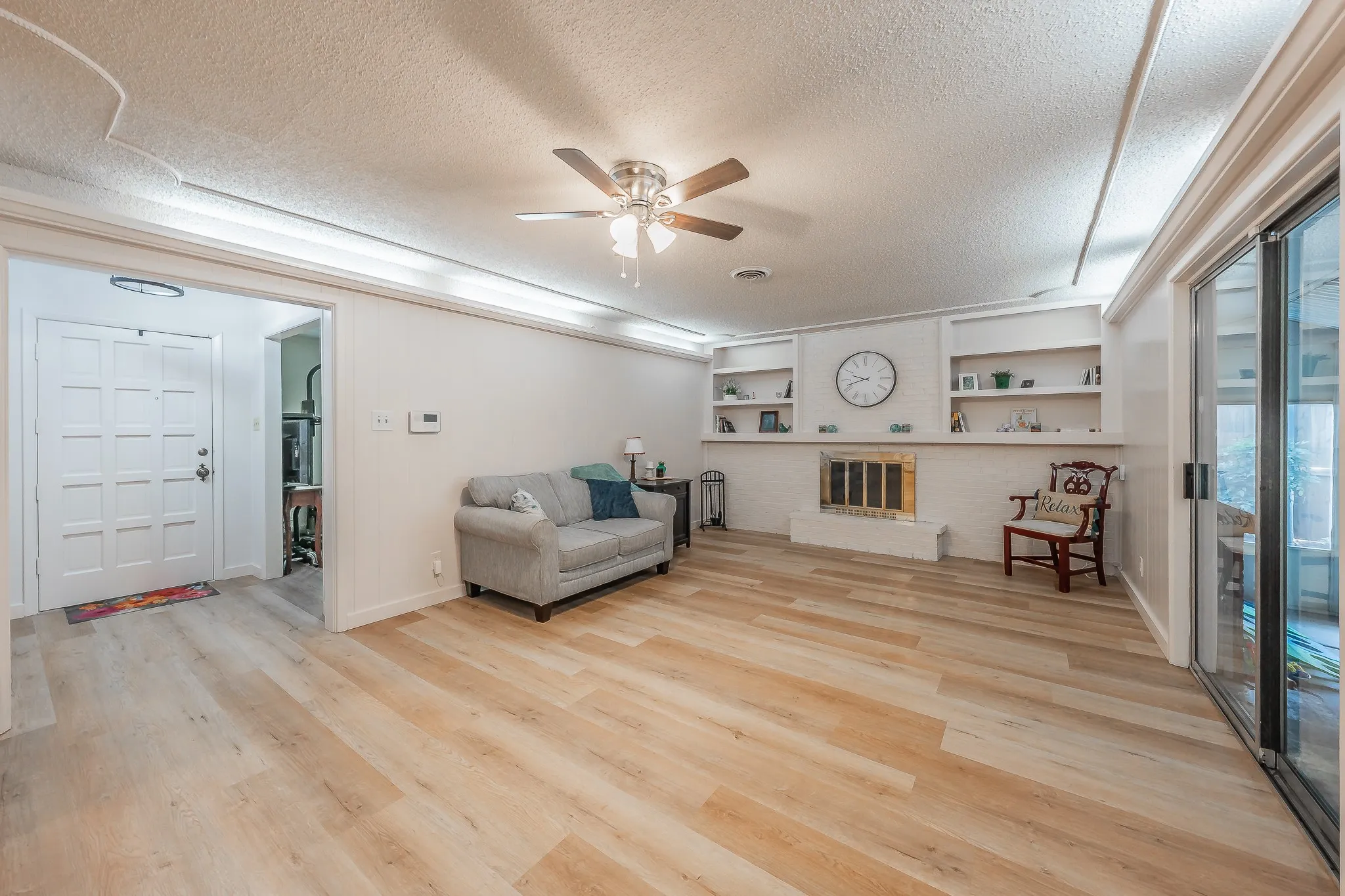 Single Family Residence For Sale in Tarrant County , 506 E Huitt Lane, Euless, Texas 76040, 3 Bedroom, 2 Bathroom, 2 Garage spaces, 1,643 Sqft, built in 1959, mls#21314818, Real Estate Agent in Euless, Homes For Sale in Tarrant county, Homes For Sale in Euless, Realtor in Euless Texas, Real Estate Brokerage Independent Realty Texas, Luminita Cordes Realtor