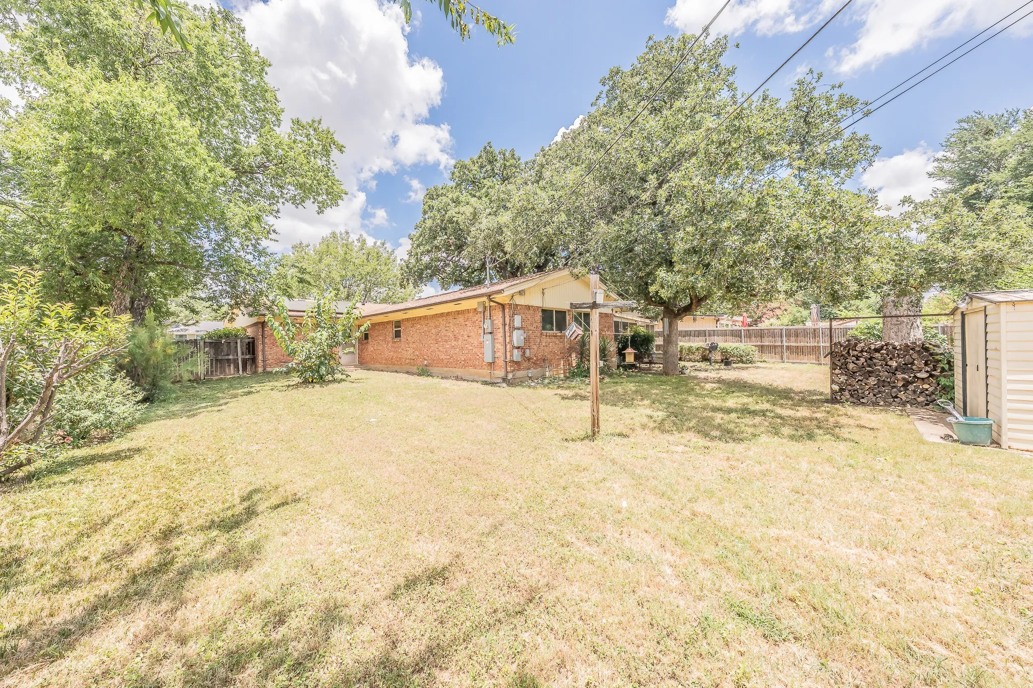 Single Family Residence For Sale in Tarrant County , 506 E Huitt Lane, Euless, Texas 76040, 3 Bedroom, 2 Bathroom, 2 Garage spaces, 1,643 Sqft, built in 1959, mls#21314818, Real Estate Agent in Euless, Homes For Sale in Tarrant county, Homes For Sale in Euless, Realtor in Euless Texas, Real Estate Brokerage Independent Realty Texas, Luminita Cordes Realtor