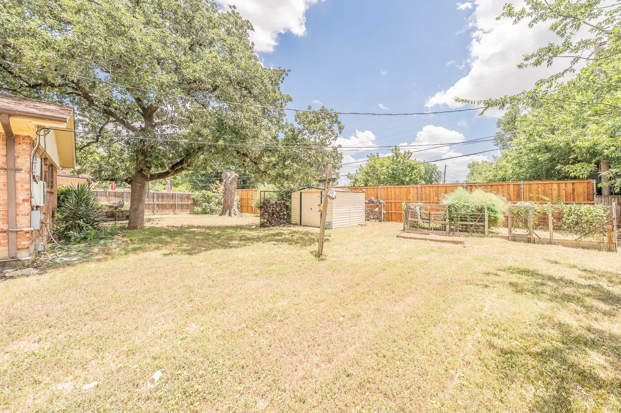 Single Family Residence For Sale in Tarrant County , 506 E Huitt Lane, Euless, Texas 76040, 3 Bedroom, 2 Bathroom, 2 Garage spaces, 1,643 Sqft, built in 1959, mls#21314818, Real Estate Agent in Euless, Homes For Sale in Tarrant county, Homes For Sale in Euless, Realtor in Euless Texas, Real Estate Brokerage Independent Realty Texas, Luminita Cordes Realtor