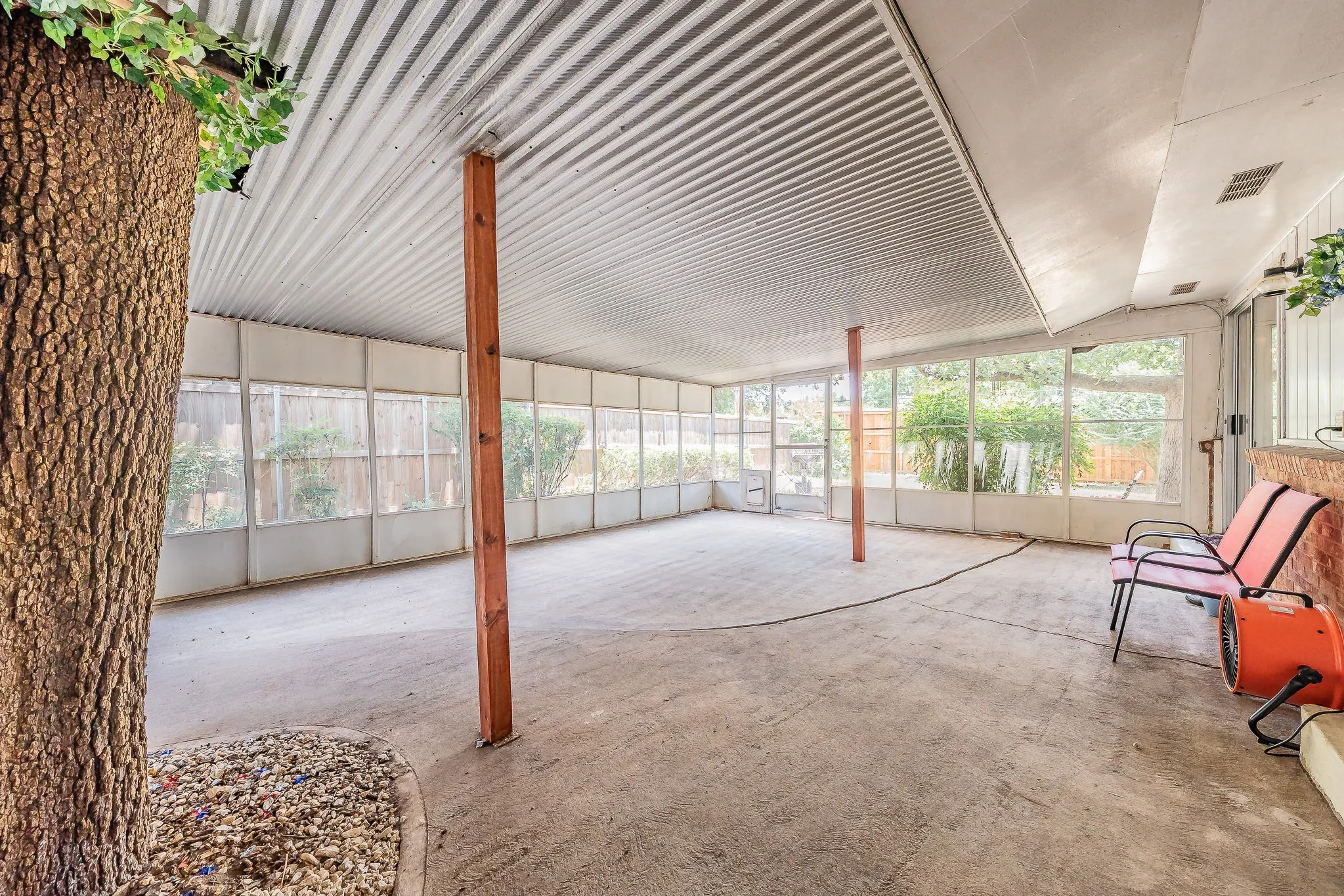 Single Family Residence For Sale in Tarrant County , 506 E Huitt Lane, Euless, Texas 76040, 3 Bedroom, 2 Bathroom, 2 Garage spaces, 1,643 Sqft, built in 1959, mls#21314818, Real Estate Agent in Euless, Homes For Sale in Tarrant county, Homes For Sale in Euless, Realtor in Euless Texas, Real Estate Brokerage Independent Realty Texas, Luminita Cordes Realtor