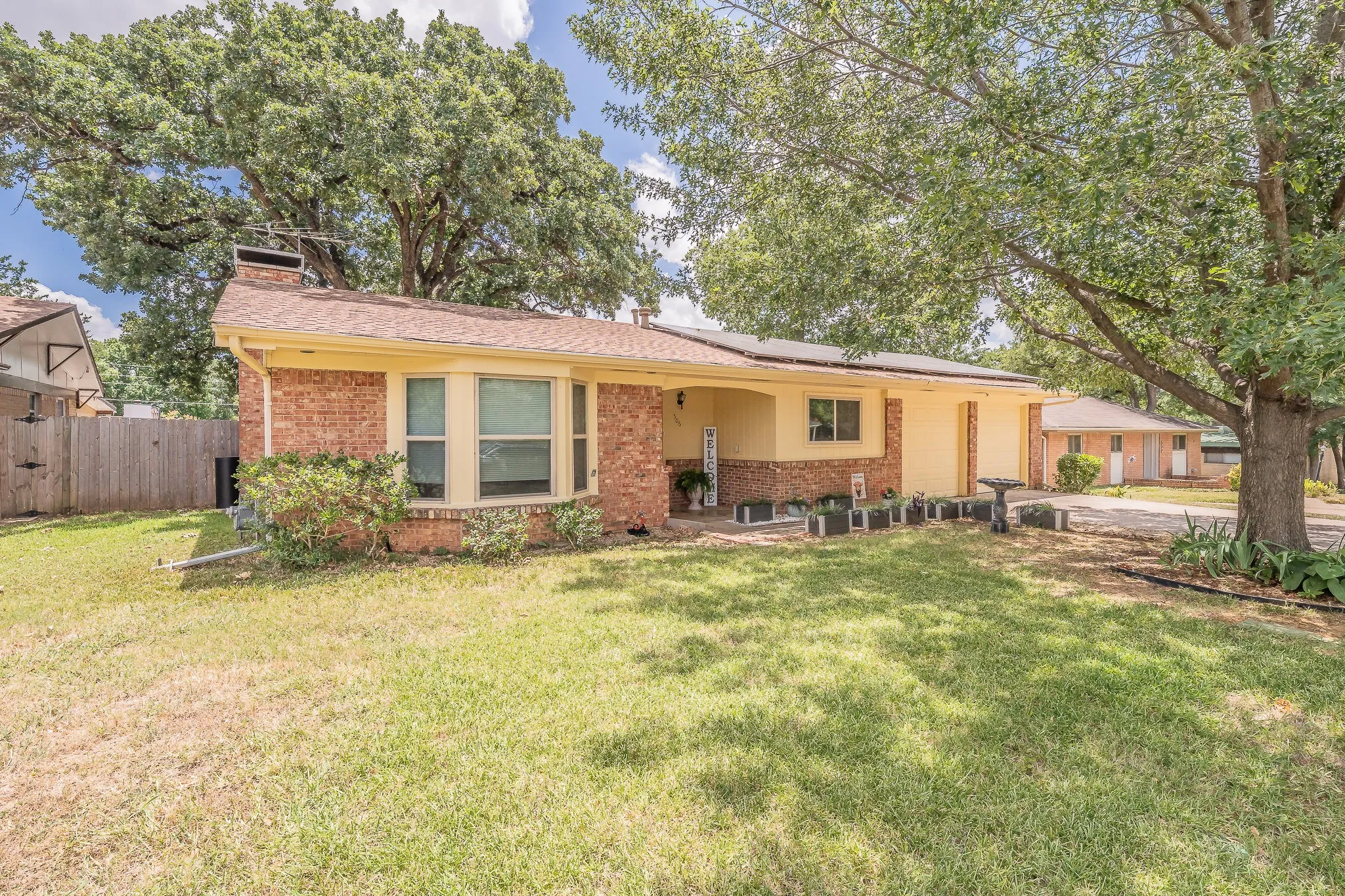 Single Family Residence For Sale in Tarrant County , 506 E Huitt Lane, Euless, Texas 76040, 3 Bedroom, 2 Bathroom, 2 Garage spaces, 1,643 Sqft, built in 1959, mls#21314818, Real Estate Agent in Euless, Homes For Sale in Tarrant county, Homes For Sale in Euless, Realtor in Euless Texas, Real Estate Brokerage Independent Realty Texas, Luminita Cordes Realtor