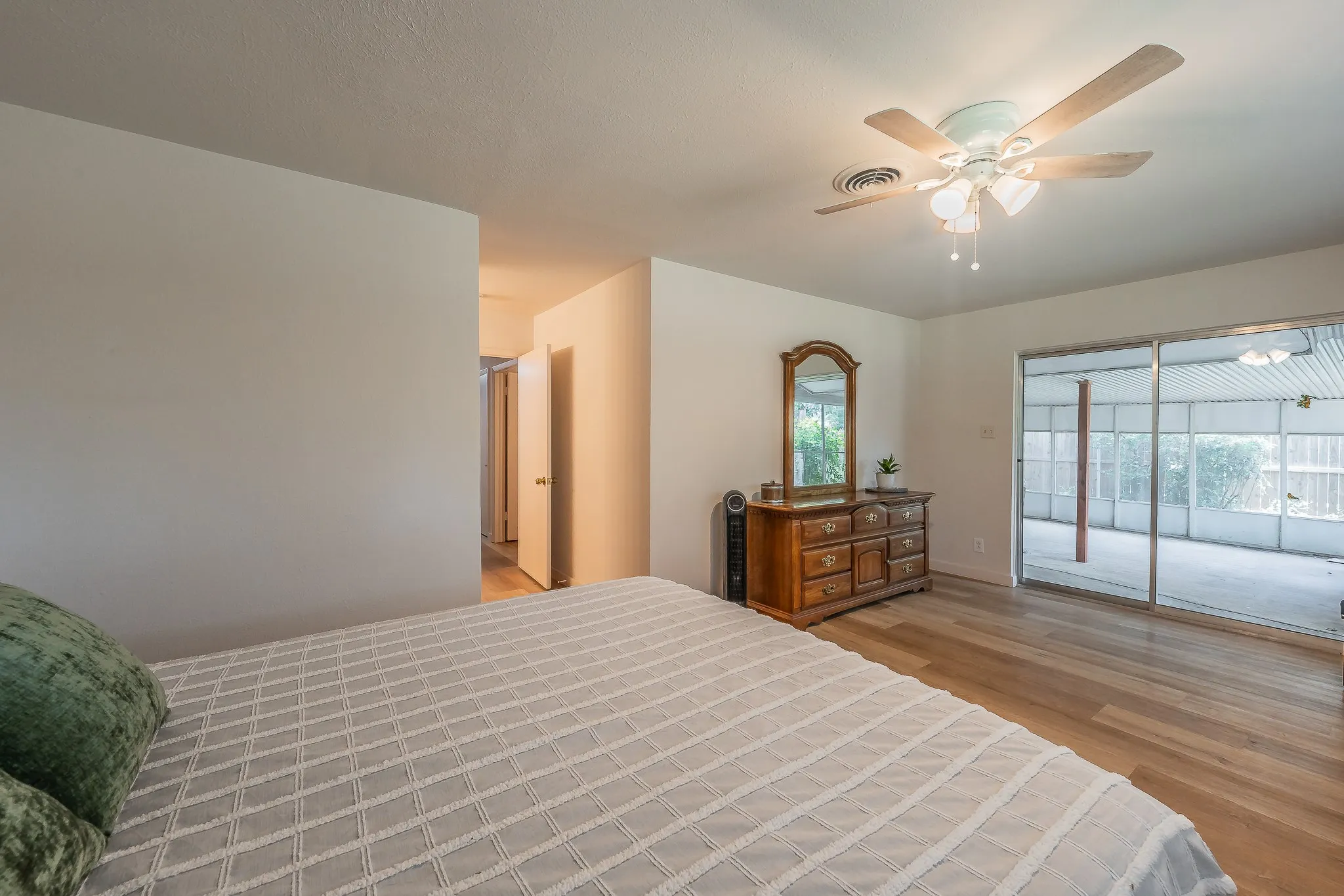 Single Family Residence For Sale in Tarrant County , 506 E Huitt Lane, Euless, Texas 76040, 3 Bedroom, 2 Bathroom, 2 Garage spaces, 1,643 Sqft, built in 1959, mls#21314818, Real Estate Agent in Euless, Homes For Sale in Tarrant county, Homes For Sale in Euless, Realtor in Euless Texas, Real Estate Brokerage Independent Realty Texas, Luminita Cordes Realtor