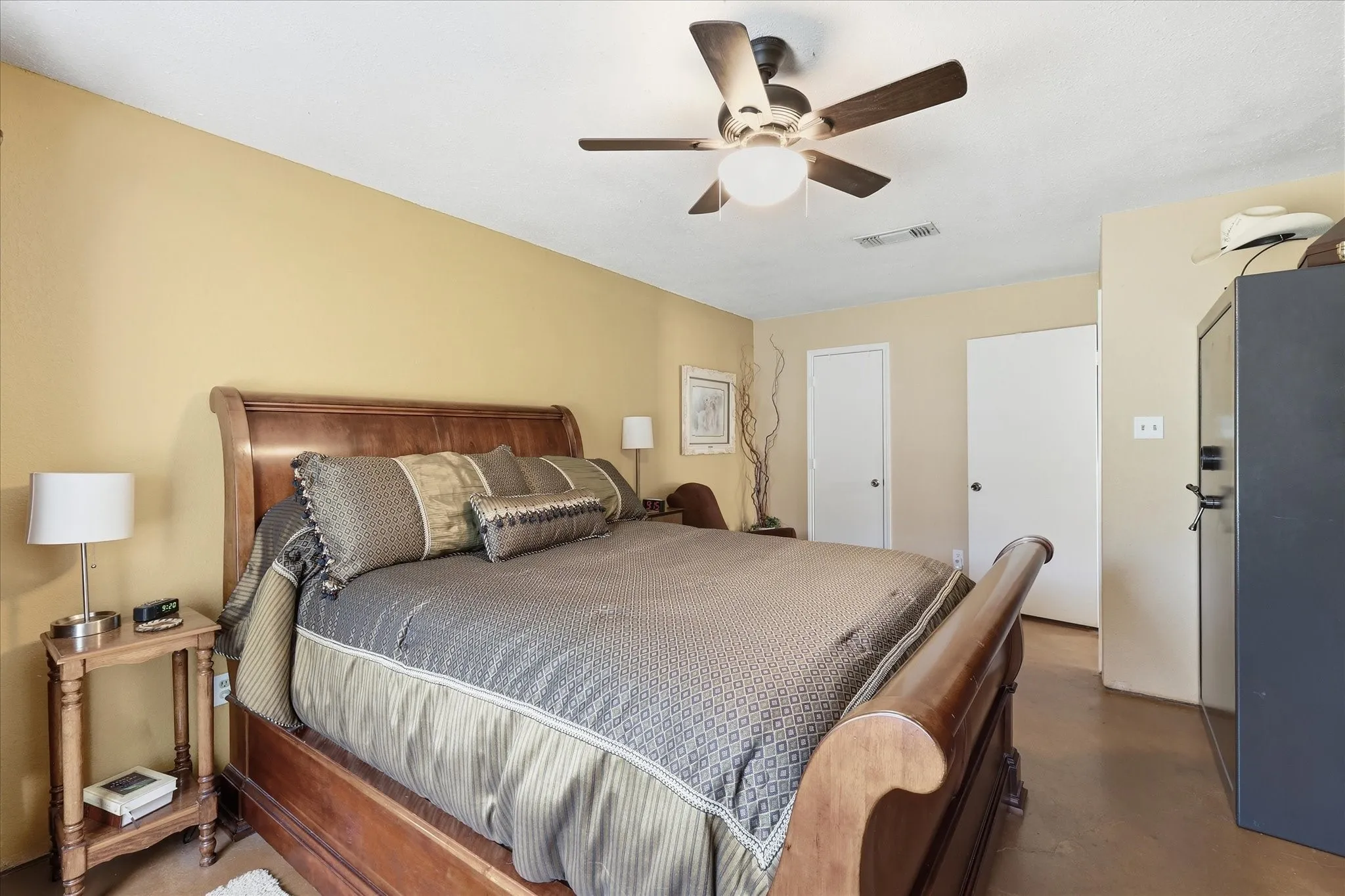 Single Family Residence For Sale in Parker County , 1025 Dominique Drive, Weatherford, Texas 76087, 2 Bedroom, 1 Bathroom, Garage spaces, 1,518 Sqft, built in 1985, mls#21314058, Real Estate Agent in Weatherford, Homes For Sale in Parker county, Homes For Sale in Weatherford, Realtor in Weatherford Texas, Real Estate Brokerage Independent Realty Texas, Luminita Cordes Realtor