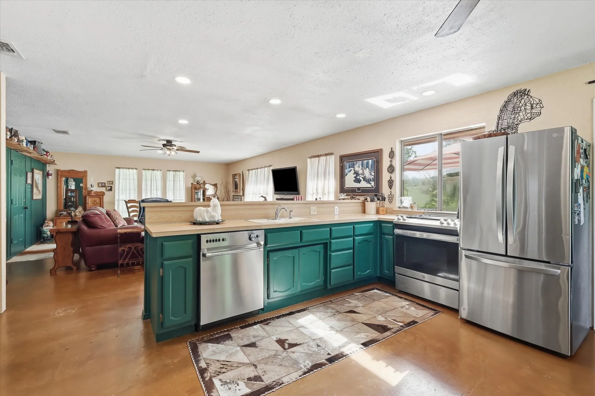 Single Family Residence For Sale in Parker County , 1025 Dominique Drive, Weatherford, Texas 76087, 2 Bedroom, 1 Bathroom, Garage spaces, 1,518 Sqft, built in 1985, mls#21314058, Real Estate Agent in Weatherford, Homes For Sale in Parker county, Homes For Sale in Weatherford, Realtor in Weatherford Texas, Real Estate Brokerage Independent Realty Texas, Luminita Cordes Realtor