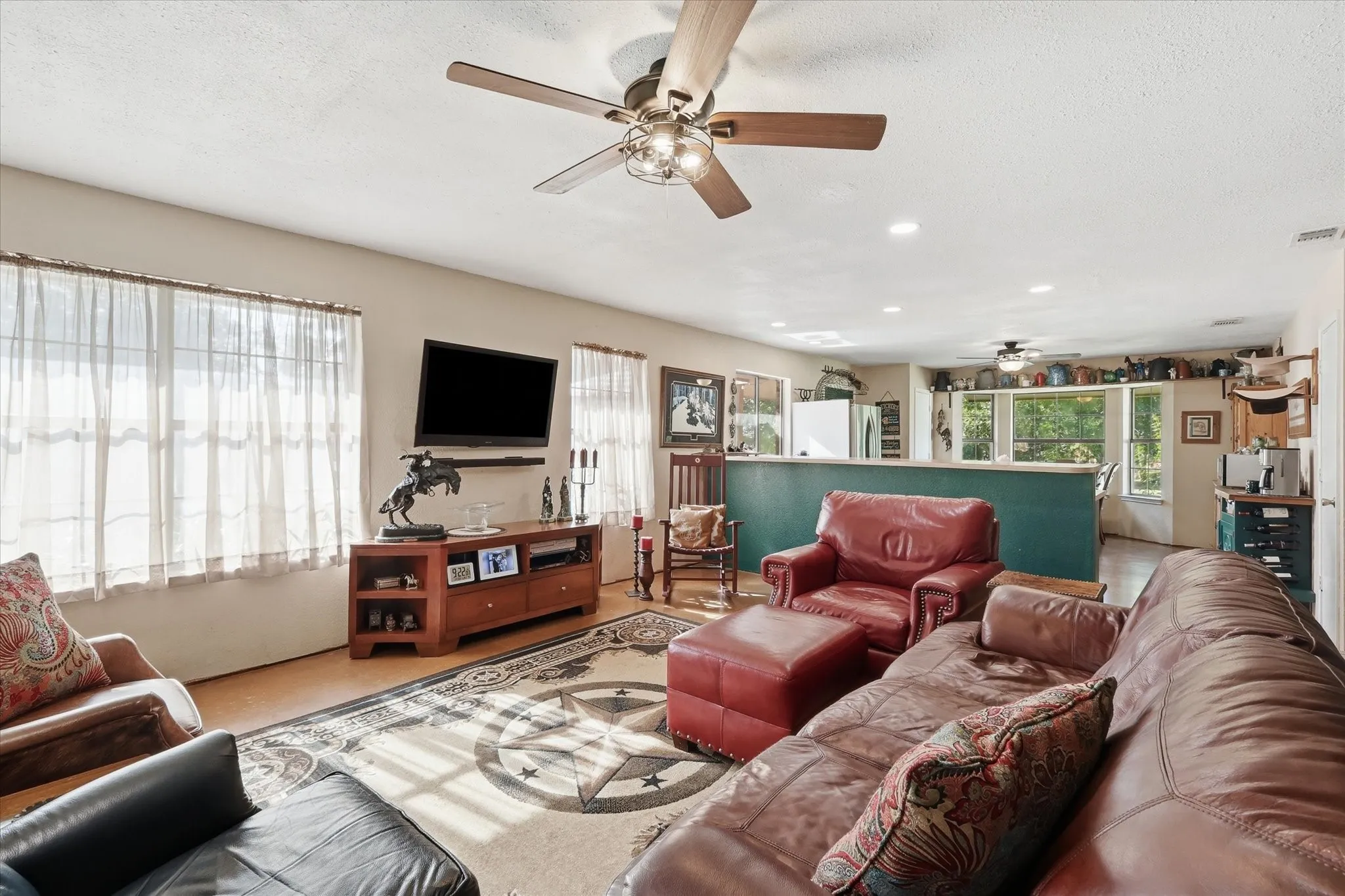 Single Family Residence For Sale in Parker County , 1025 Dominique Drive, Weatherford, Texas 76087, 2 Bedroom, 1 Bathroom, Garage spaces, 1,518 Sqft, built in 1985, mls#21314058, Real Estate Agent in Weatherford, Homes For Sale in Parker county, Homes For Sale in Weatherford, Realtor in Weatherford Texas, Real Estate Brokerage Independent Realty Texas, Luminita Cordes Realtor