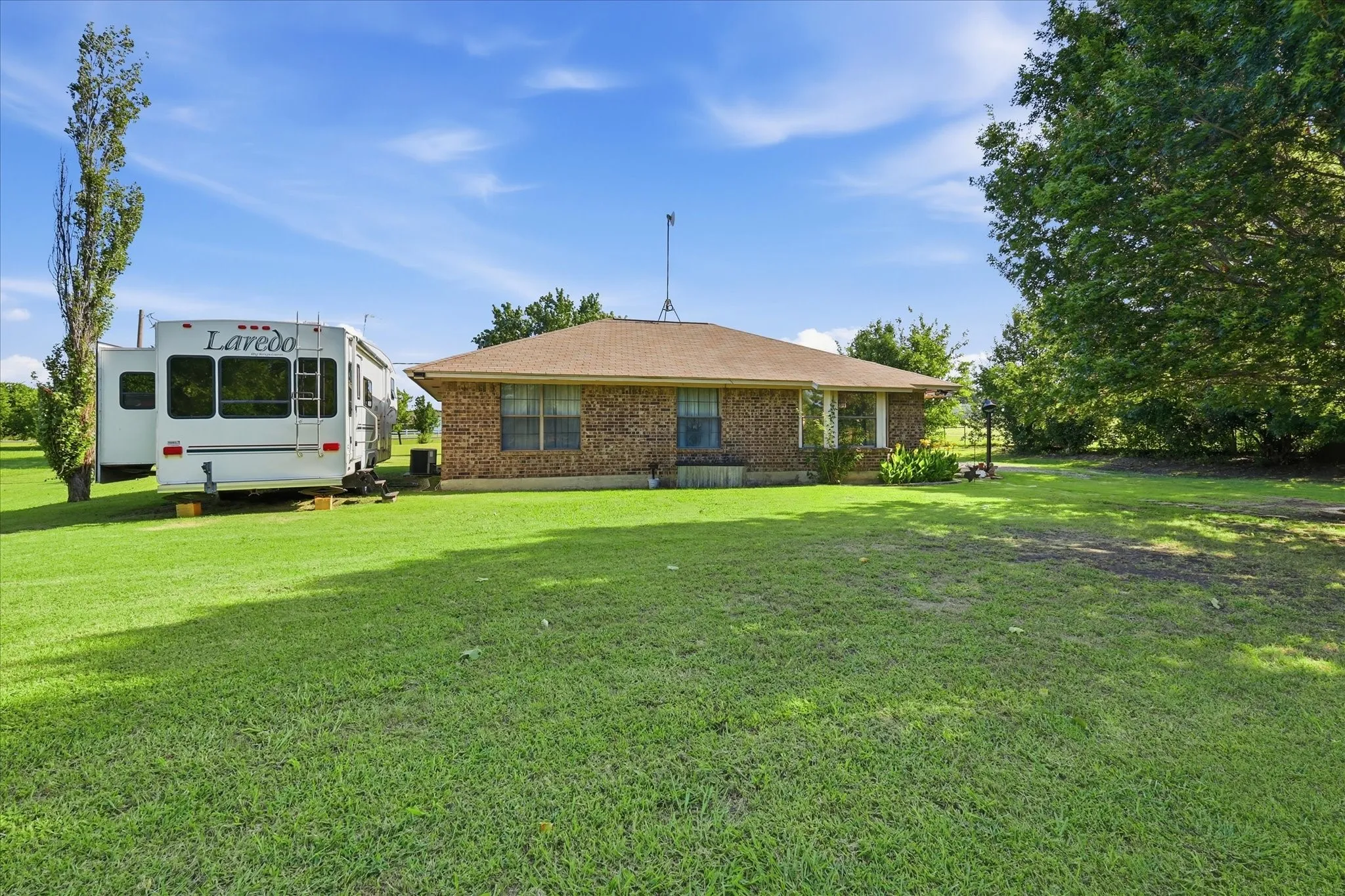 Single Family Residence For Sale in Parker County , 1025 Dominique Drive, Weatherford, Texas 76087, 2 Bedroom, 1 Bathroom, Garage spaces, 1,518 Sqft, built in 1985, mls#21314058, Real Estate Agent in Weatherford, Homes For Sale in Parker county, Homes For Sale in Weatherford, Realtor in Weatherford Texas, Real Estate Brokerage Independent Realty Texas, Luminita Cordes Realtor