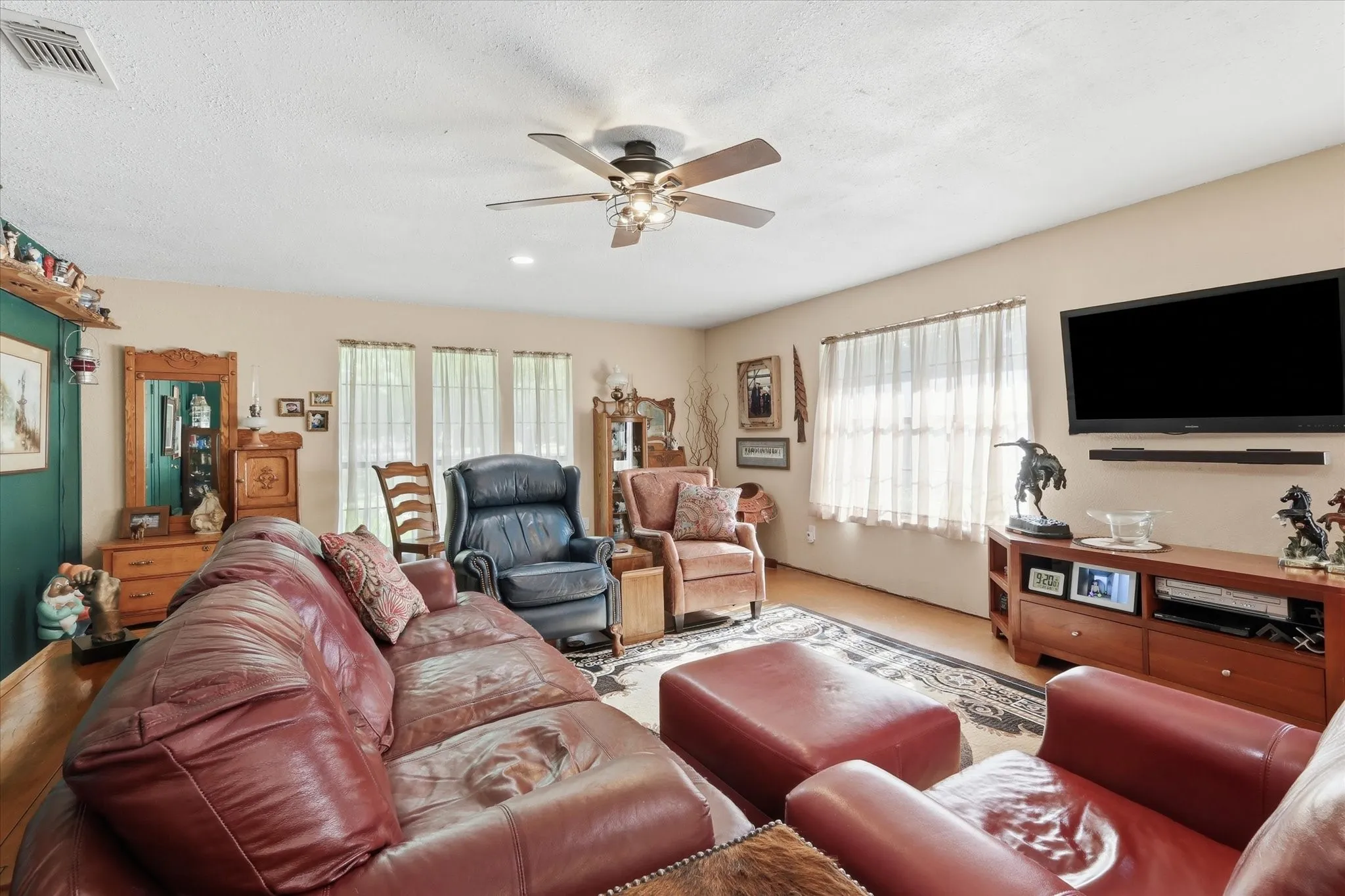 Single Family Residence For Sale in Parker County , 1025 Dominique Drive, Weatherford, Texas 76087, 2 Bedroom, 1 Bathroom, Garage spaces, 1,518 Sqft, built in 1985, mls#21314058, Real Estate Agent in Weatherford, Homes For Sale in Parker county, Homes For Sale in Weatherford, Realtor in Weatherford Texas, Real Estate Brokerage Independent Realty Texas, Luminita Cordes Realtor