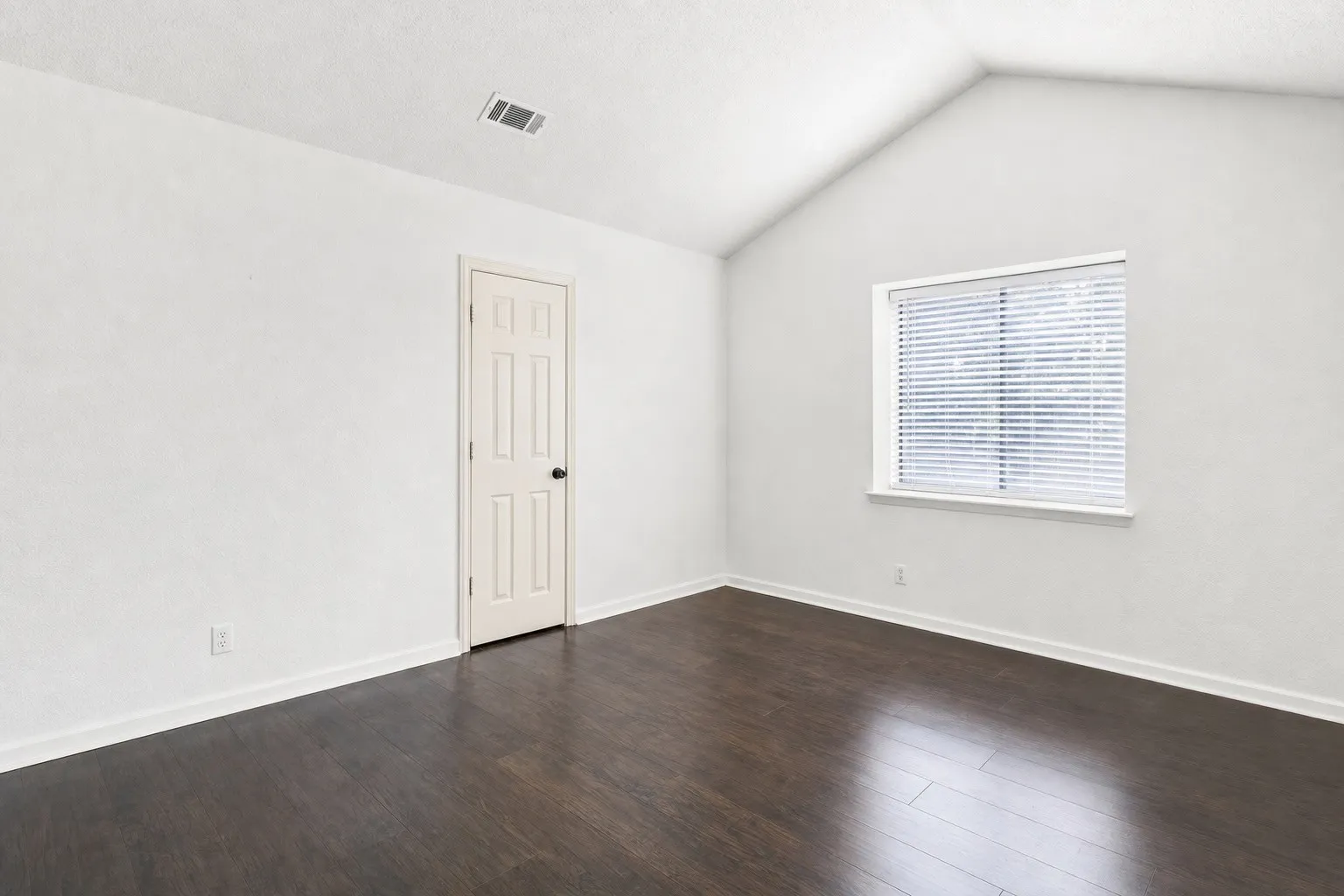 Single Family Residence For Sale in Rockwall County , 2830 Misty Ridge Lane, Rockwall, Texas 75032, 4 Bedroom, 3 Bathroom, 2 Garage spaces, 2,952 Sqft, built in 2002, mls#21314797, Real Estate Agent in Rockwall, Homes For Sale in Rockwall county, Homes For Sale in Rockwall, Realtor in Rockwall Texas, Real Estate Brokerage Independent Realty Texas, Luminita Cordes Realtor