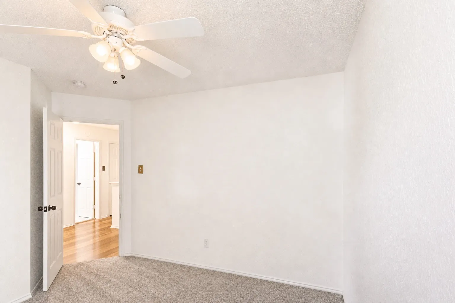 Single Family Residence For Sale in Rockwall County , 2830 Misty Ridge Lane, Rockwall, Texas 75032, 4 Bedroom, 3 Bathroom, 2 Garage spaces, 2,952 Sqft, built in 2002, mls#21314797, Real Estate Agent in Rockwall, Homes For Sale in Rockwall county, Homes For Sale in Rockwall, Realtor in Rockwall Texas, Real Estate Brokerage Independent Realty Texas, Luminita Cordes Realtor