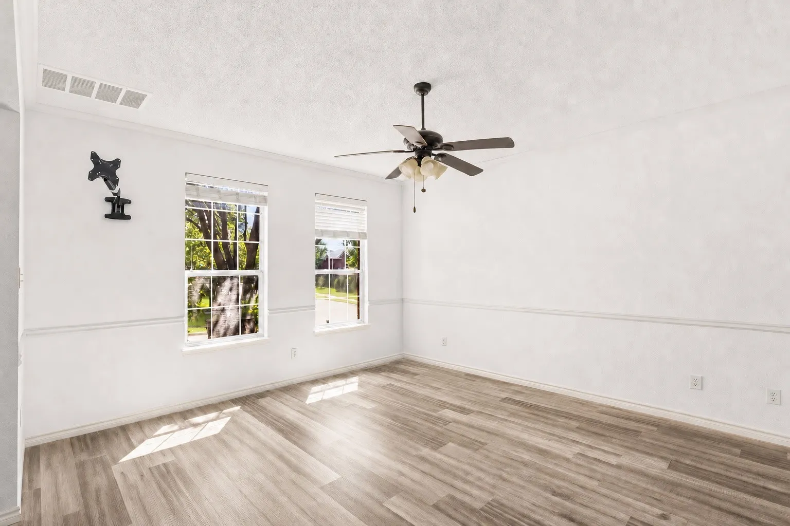 Single Family Residence For Sale in Rockwall County , 2830 Misty Ridge Lane, Rockwall, Texas 75032, 4 Bedroom, 3 Bathroom, 2 Garage spaces, 2,952 Sqft, built in 2002, mls#21314797, Real Estate Agent in Rockwall, Homes For Sale in Rockwall county, Homes For Sale in Rockwall, Realtor in Rockwall Texas, Real Estate Brokerage Independent Realty Texas, Luminita Cordes Realtor