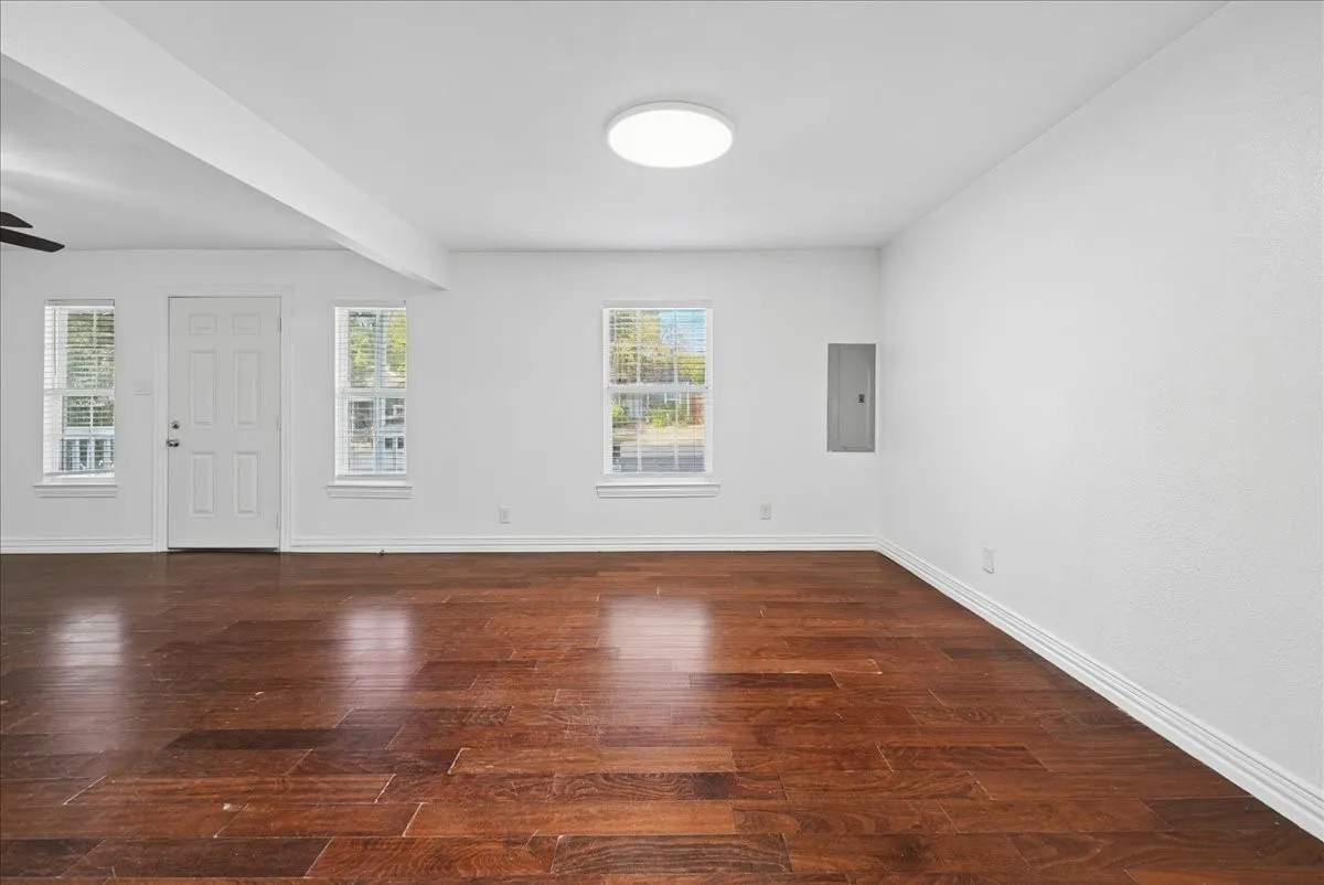 Single Family Residence For Rent in Dallas County , 2001 Redman Circle, Dallas, Texas 75223, 5 Bedroom, 2 Bathroom, Garage spaces, 1,497 Sqft, built in 1951, mls#21314813, Real Estate Agent in Dallas, Homes For Rent in Dallas county, Homes For Rent in Dallas, Realtor in Dallas Texas, Real Estate Brokerage Independent Realty Texas, Luminita Cordes Realtor