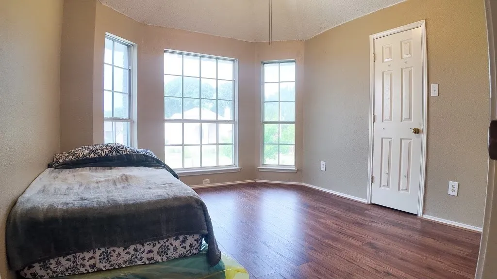 Bay window with multiple grid-patterned windows