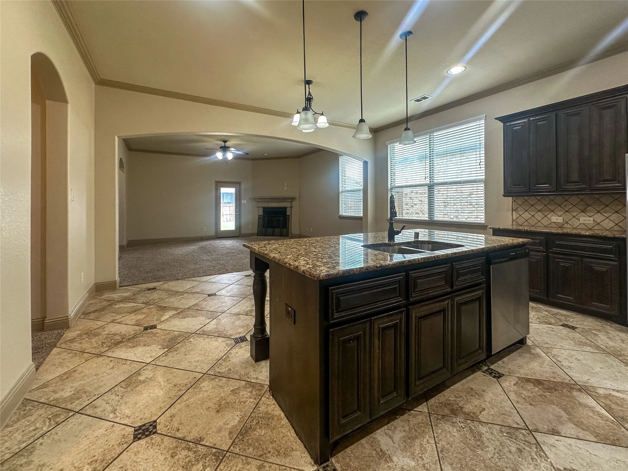 Single Family Residence For Sale in Ellis County , 422 Calvert Drive, Midlothian, Texas 76065, 4 Bedroom, 2 Bathroom, 2 Garage spaces, 2,205 Sqft, built in 2015, mls#21314821, Real Estate Agent in Midlothian, Homes For Sale in Ellis county, Homes For Sale in Midlothian, Realtor in Midlothian Texas, Real Estate Brokerage Independent Realty Texas, Luminita Cordes Realtor