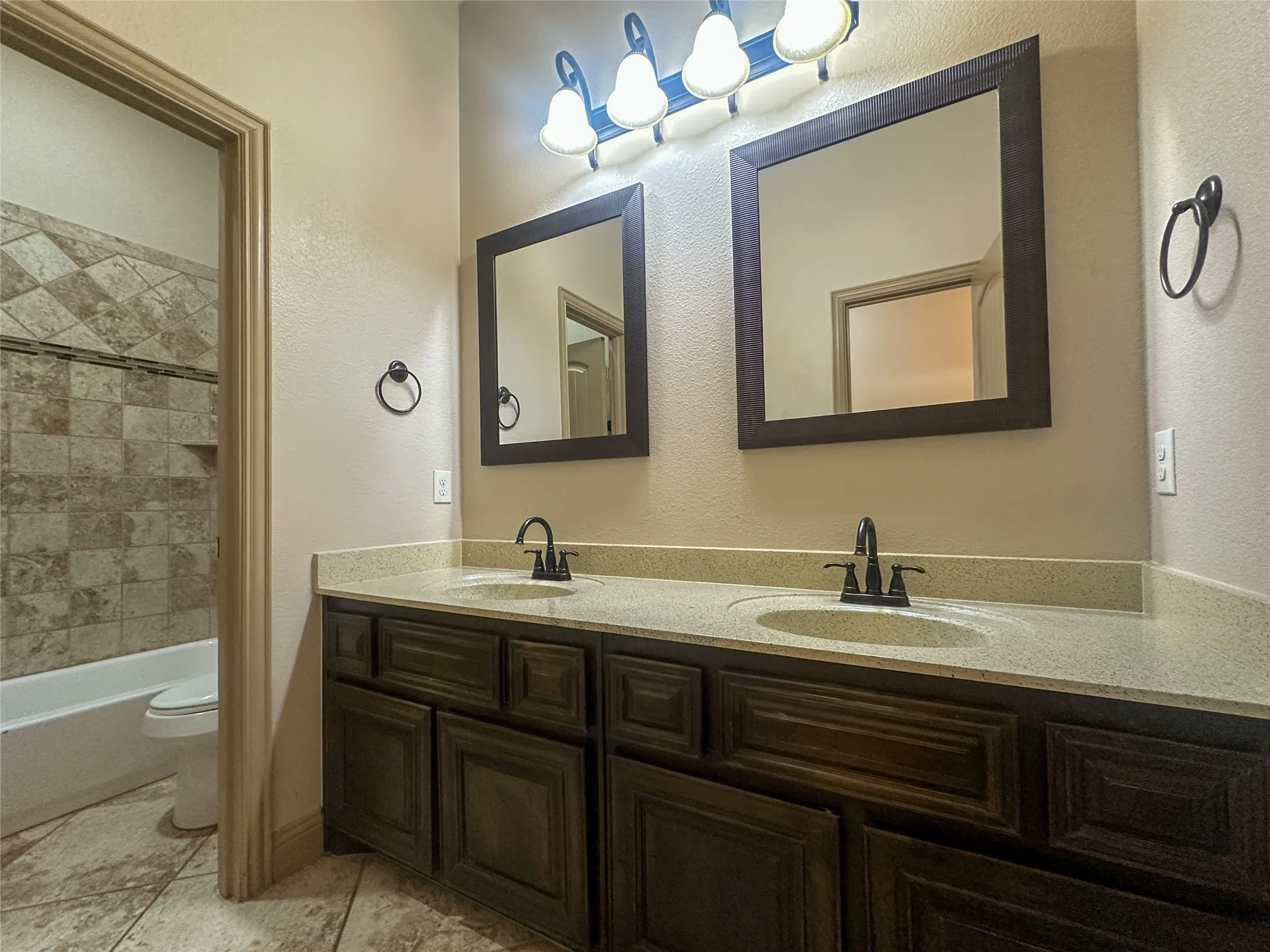Single Family Residence For Sale in Ellis County , 422 Calvert Drive, Midlothian, Texas 76065, 4 Bedroom, 2 Bathroom, 2 Garage spaces, 2,205 Sqft, built in 2015, mls#21314821, Real Estate Agent in Midlothian, Homes For Sale in Ellis county, Homes For Sale in Midlothian, Realtor in Midlothian Texas, Real Estate Brokerage Independent Realty Texas, Luminita Cordes Realtor