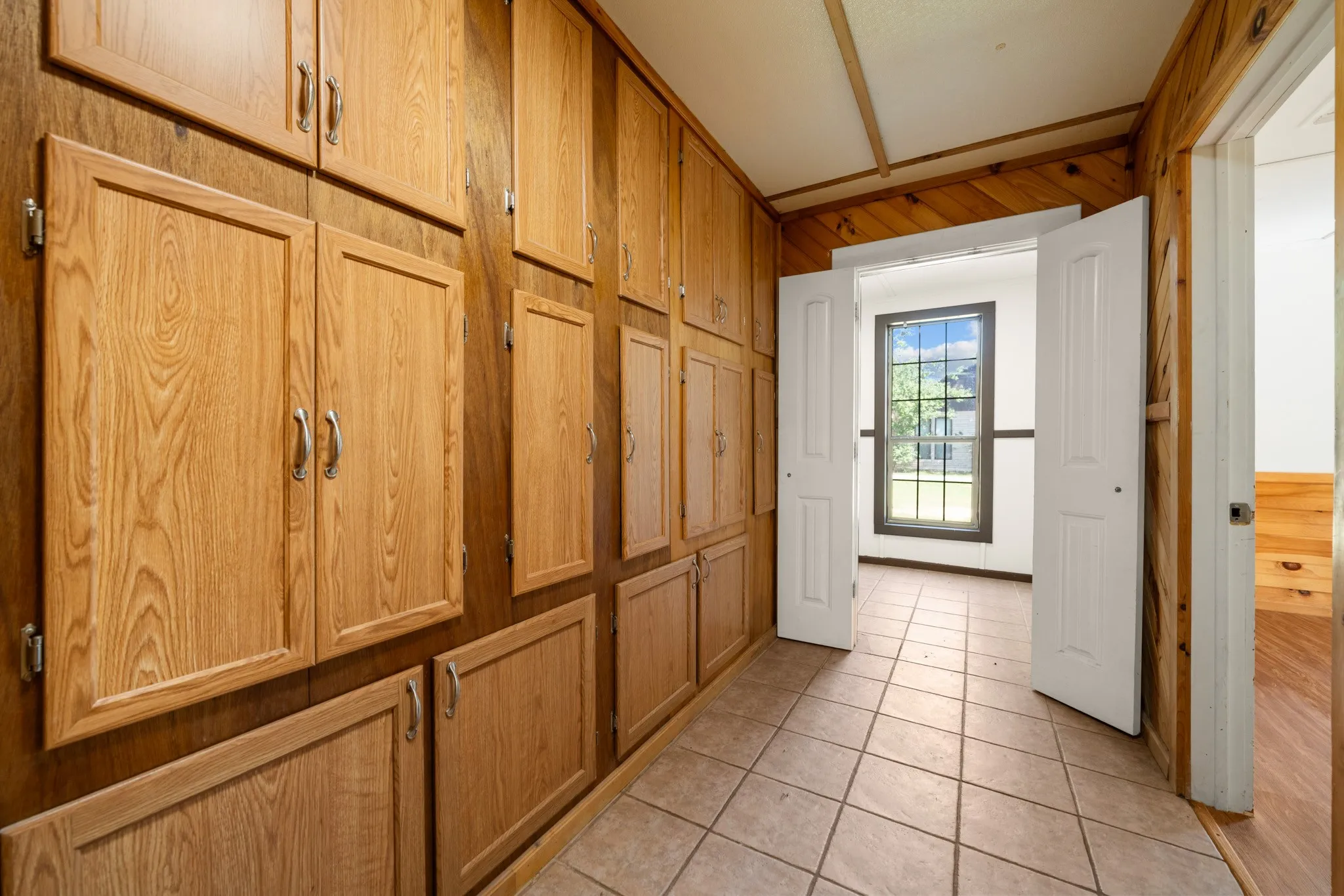 Single Family Residence For Rent in Hill County , 700 Harrel Avenue, Bynum, Texas 76631, 5 Bedroom, 3 Bathroom, 2 Garage spaces, 4,216 Sqft, built in 2008, mls#21313219, Real Estate Agent in Bynum, Homes For Rent in Hill county, Homes For Rent in Bynum, Realtor in Bynum Texas, Real Estate Brokerage Independent Realty Texas, Luminita Cordes Realtor