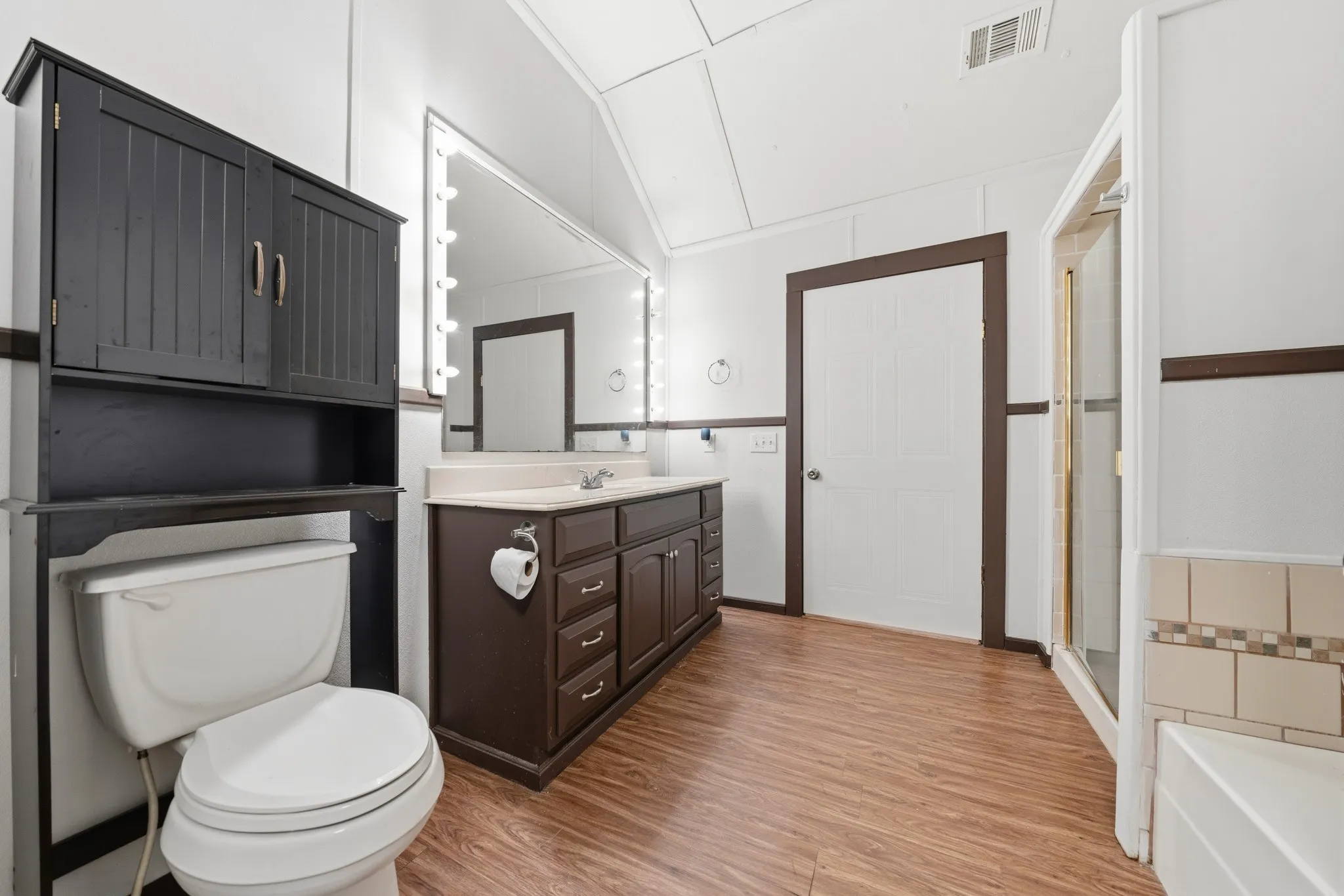 Single Family Residence For Rent in Hill County , 700 Harrel Avenue, Bynum, Texas 76631, 5 Bedroom, 3 Bathroom, 2 Garage spaces, 4,216 Sqft, built in 2008, mls#21313219, Real Estate Agent in Bynum, Homes For Rent in Hill county, Homes For Rent in Bynum, Realtor in Bynum Texas, Real Estate Brokerage Independent Realty Texas, Luminita Cordes Realtor