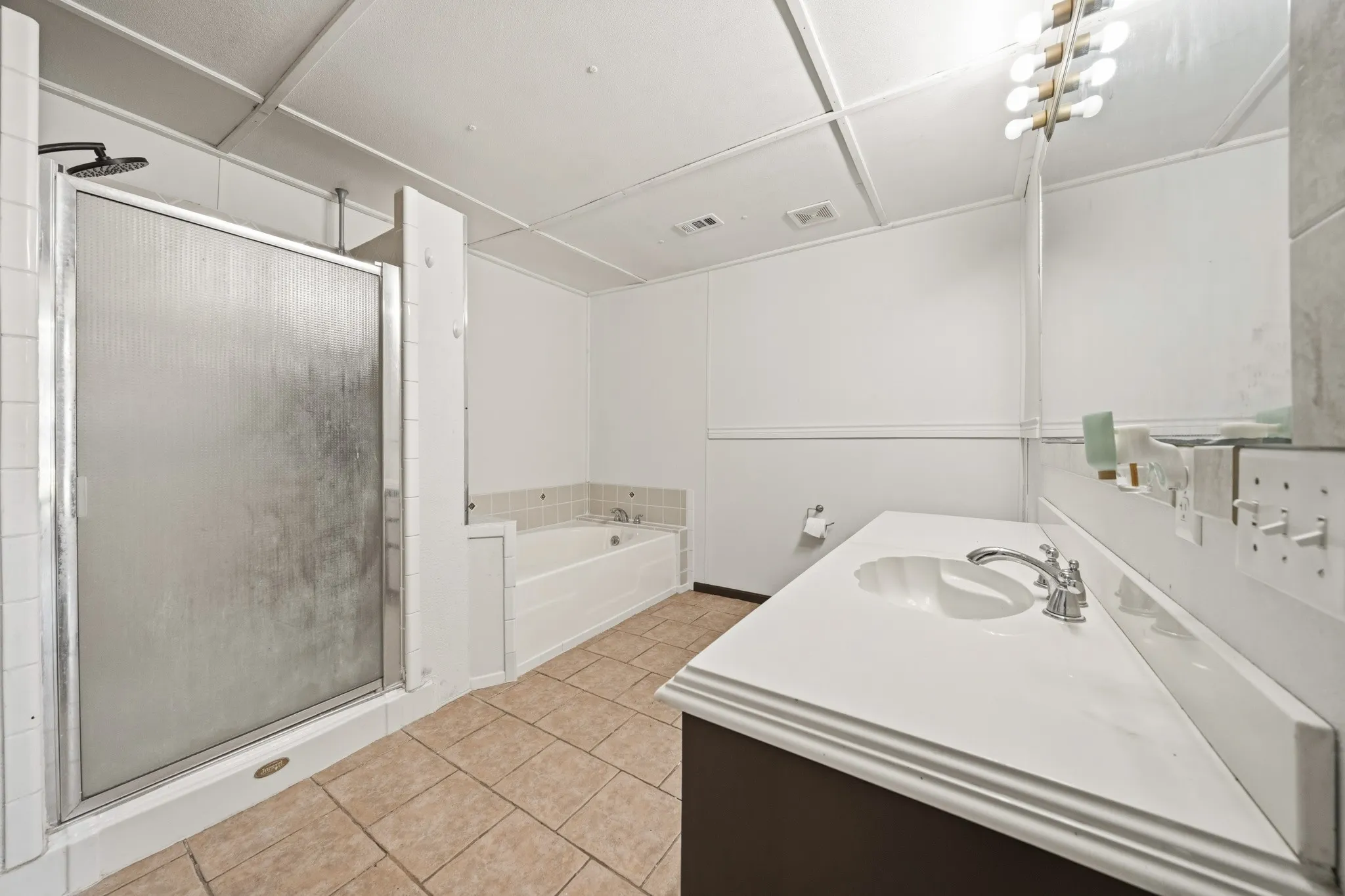 Single Family Residence For Rent in Hill County , 700 Harrel Avenue, Bynum, Texas 76631, 5 Bedroom, 3 Bathroom, 2 Garage spaces, 4,216 Sqft, built in 2008, mls#21313219, Real Estate Agent in Bynum, Homes For Rent in Hill county, Homes For Rent in Bynum, Realtor in Bynum Texas, Real Estate Brokerage Independent Realty Texas, Luminita Cordes Realtor
