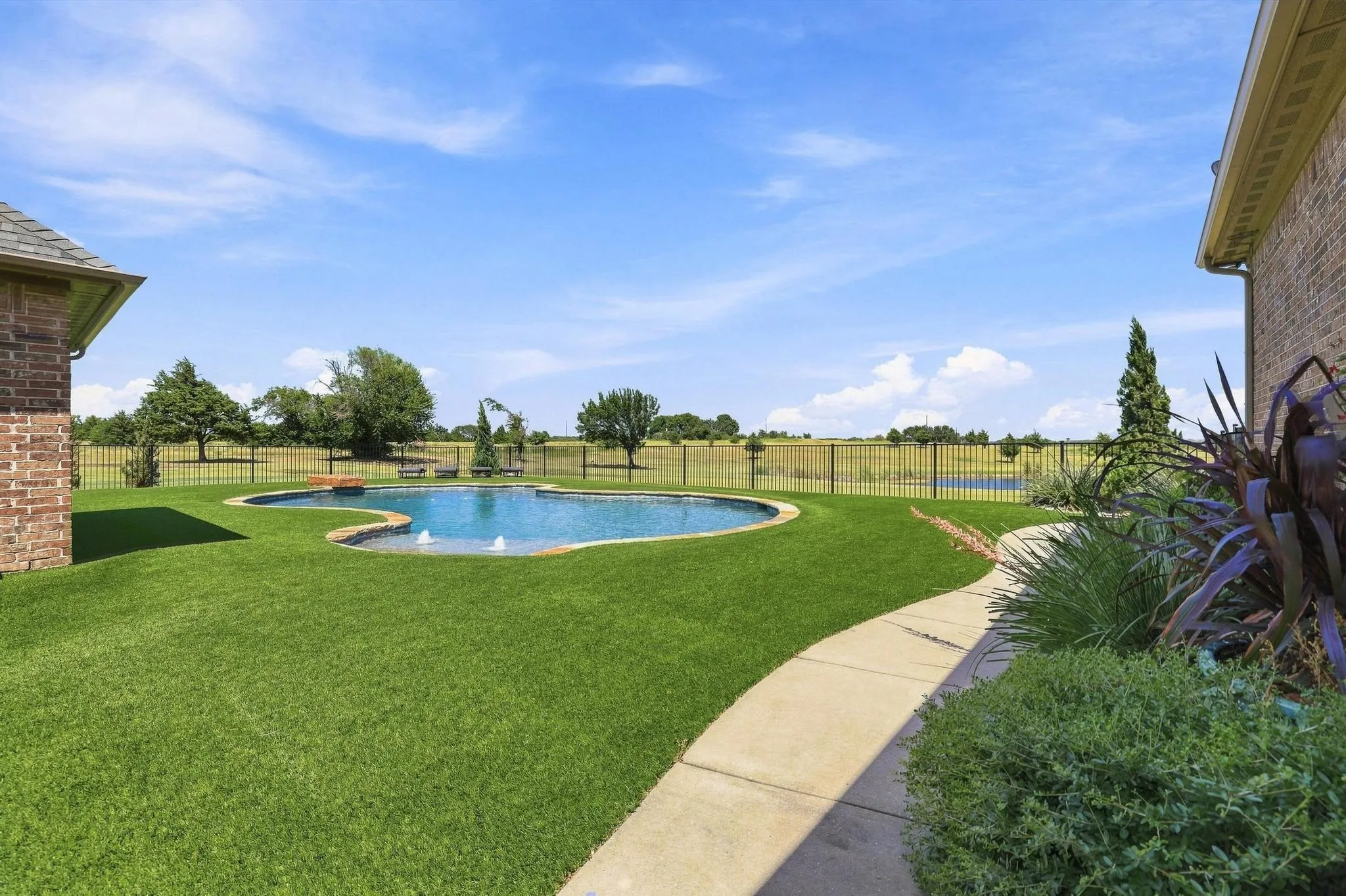 Single Family Residence For Sale in Grayson County , 320 Tate Circle, Sherman, Texas 75090, 4 Bedroom, 4 Bathroom, 2 Garage spaces, 3,348 Sqft, built in 2013, mls#21310366, Real Estate Agent in Sherman, Homes For Sale in Grayson county, Homes For Sale in Sherman, Realtor in Sherman Texas, Real Estate Brokerage Independent Realty Texas, Luminita Cordes Realtor