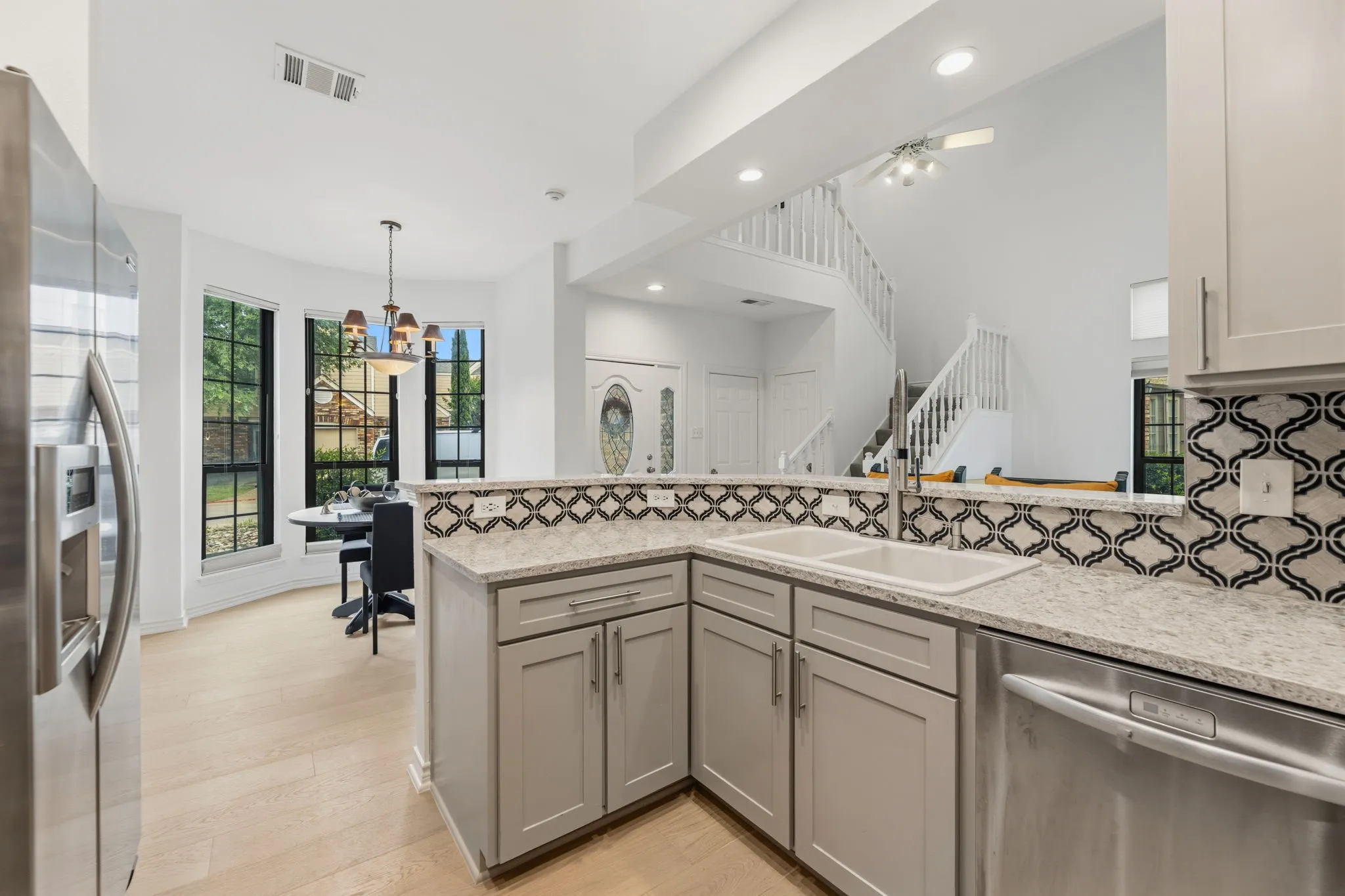 Condominium For Sale in Dallas County , 201 Cimarron Trail 3, Irving, Texas 75063, 2 Bedroom, 2 Bathroom, 1 Garage spaces, 1,185 Sqft, built in 1985, mls#21301722, Real Estate Agent in Irving, Homes For Sale in Dallas county, Homes For Sale in Irving, Realtor in Irving Texas, Real Estate Brokerage Independent Realty Texas, Luminita Cordes Realtor