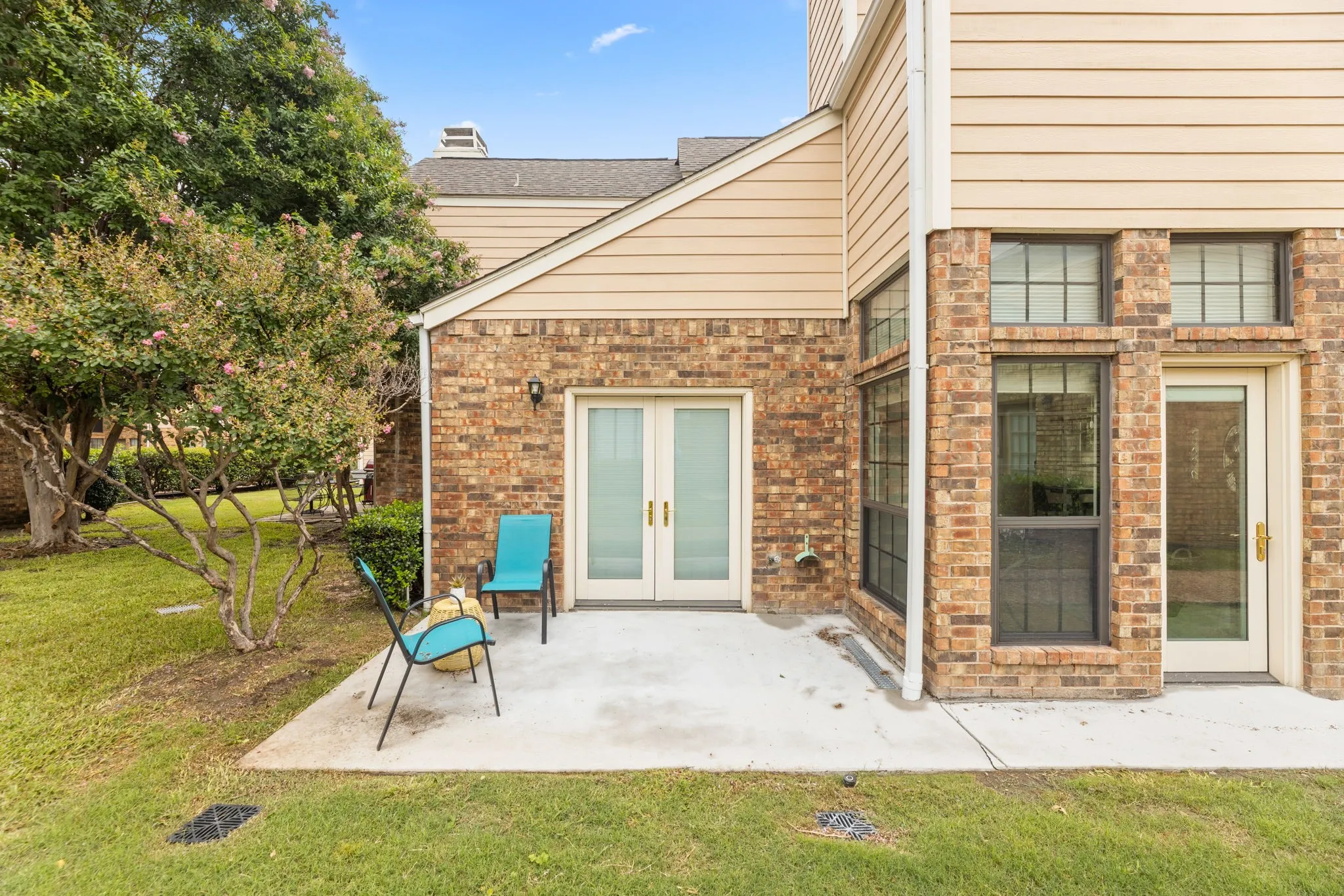 Condominium For Sale in Dallas County , 201 Cimarron Trail 3, Irving, Texas 75063, 2 Bedroom, 2 Bathroom, 1 Garage spaces, 1,185 Sqft, built in 1985, mls#21301722, Real Estate Agent in Irving, Homes For Sale in Dallas county, Homes For Sale in Irving, Realtor in Irving Texas, Real Estate Brokerage Independent Realty Texas, Luminita Cordes Realtor